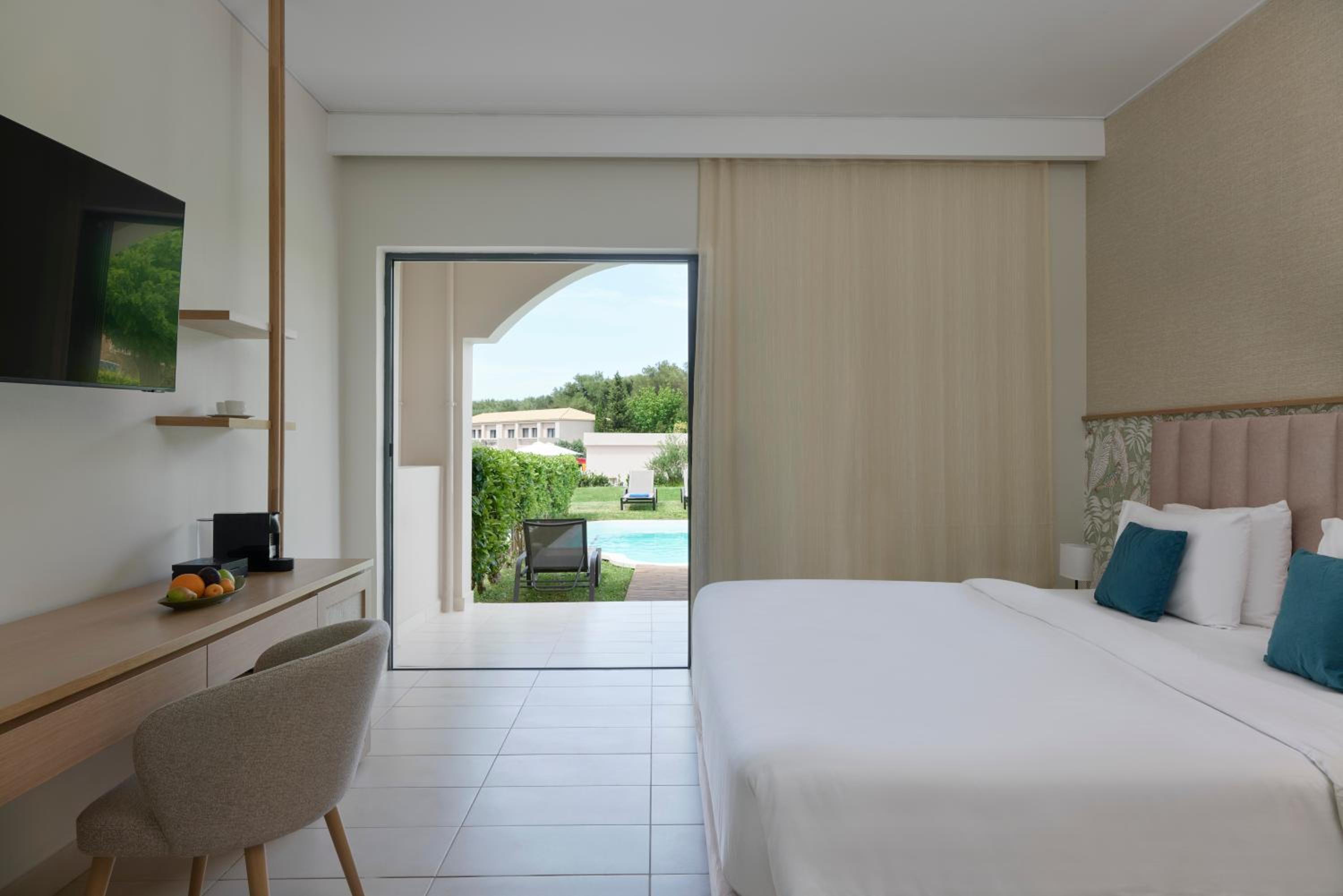 Family Room Garden View with Private Pool