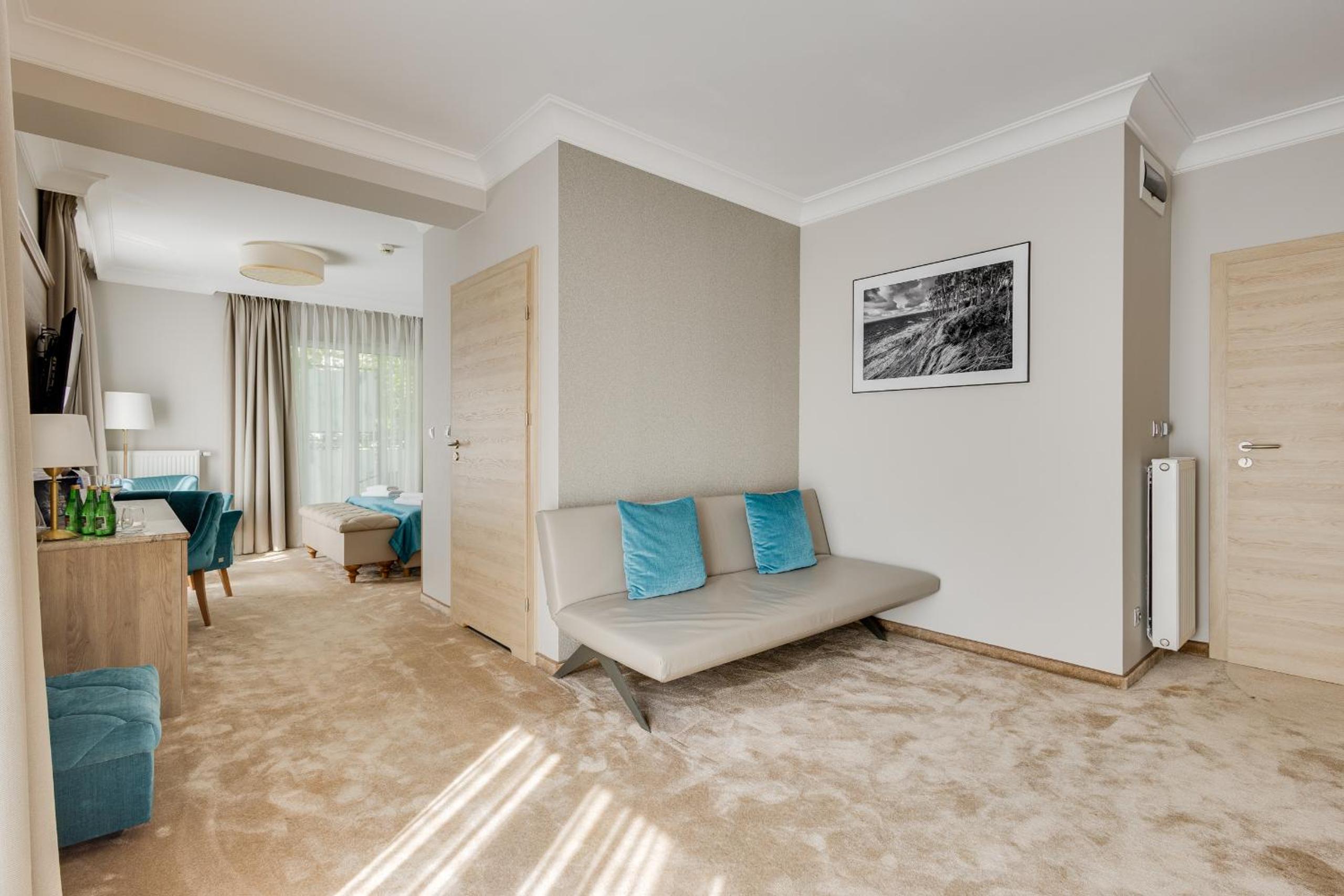Deluxe Double Room with Extra Bed - Photo 5