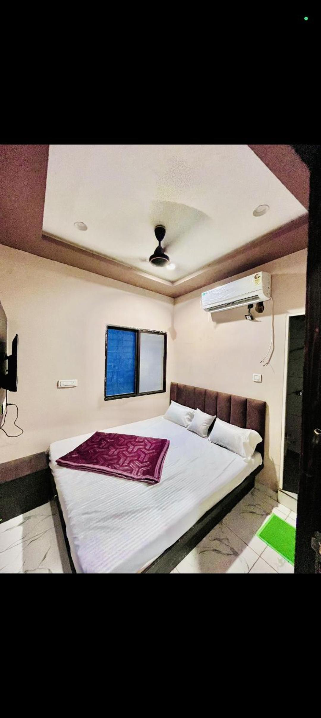 Deluxe Room (2 Adults + 1 Child)