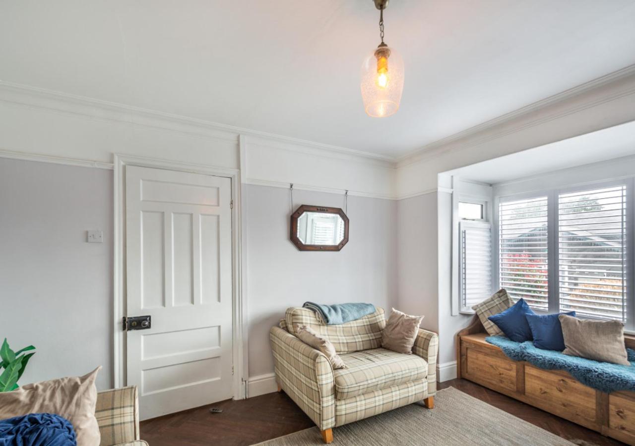 Six-Bedroom House photo 1