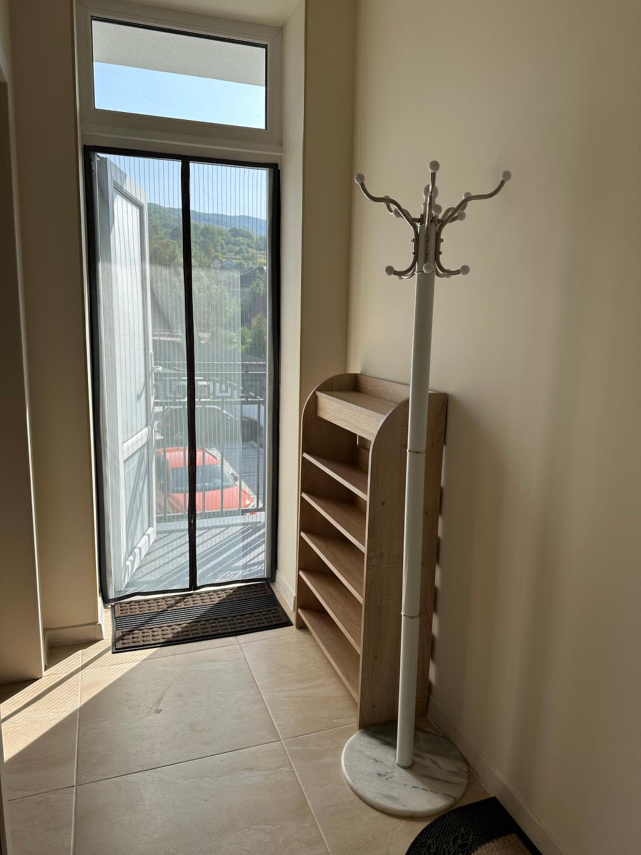 One-Bedroom Apartment with Balcony and Mountain View   photo 3