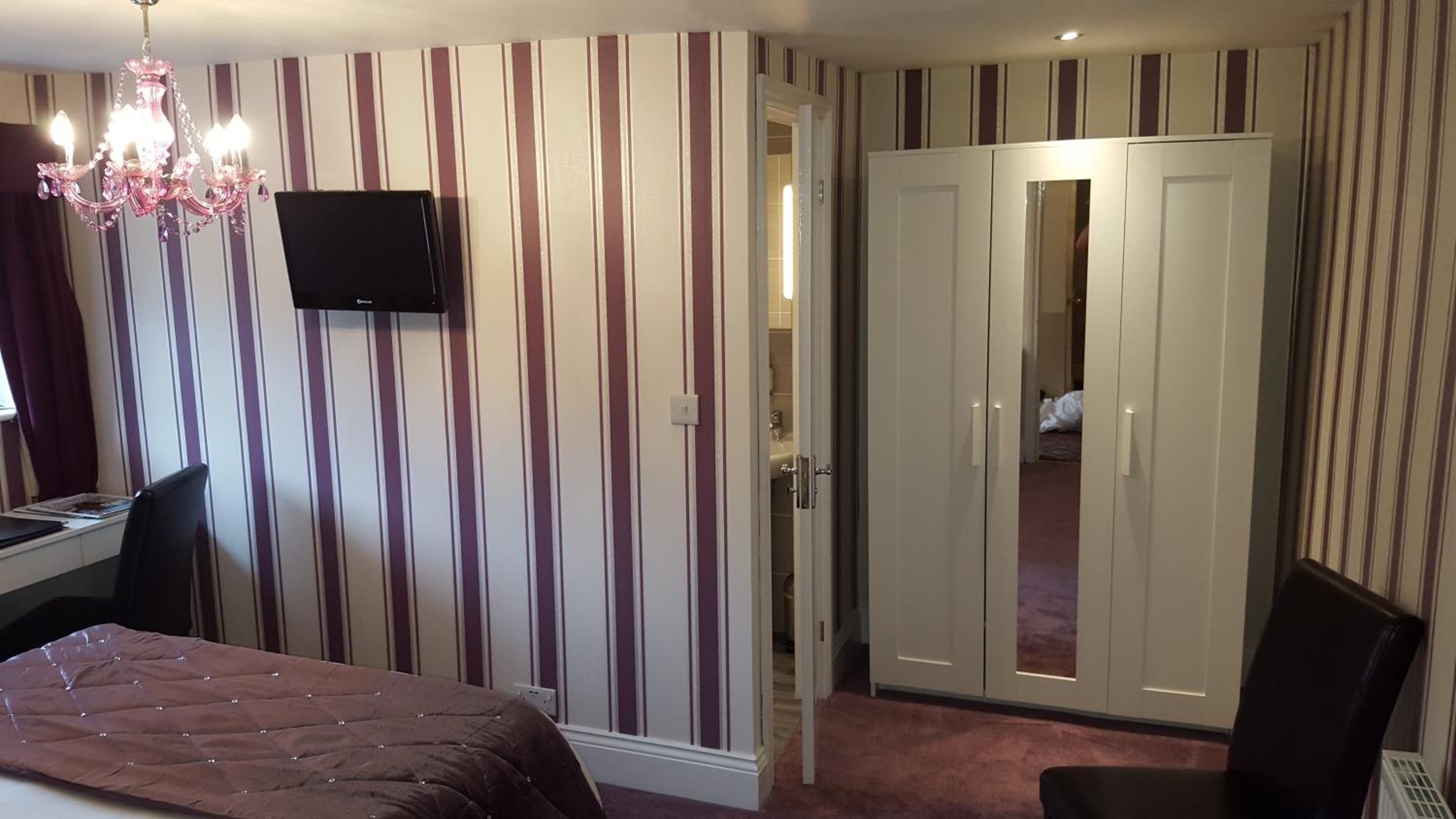 Double Room with Private Bathroom - Photo 2