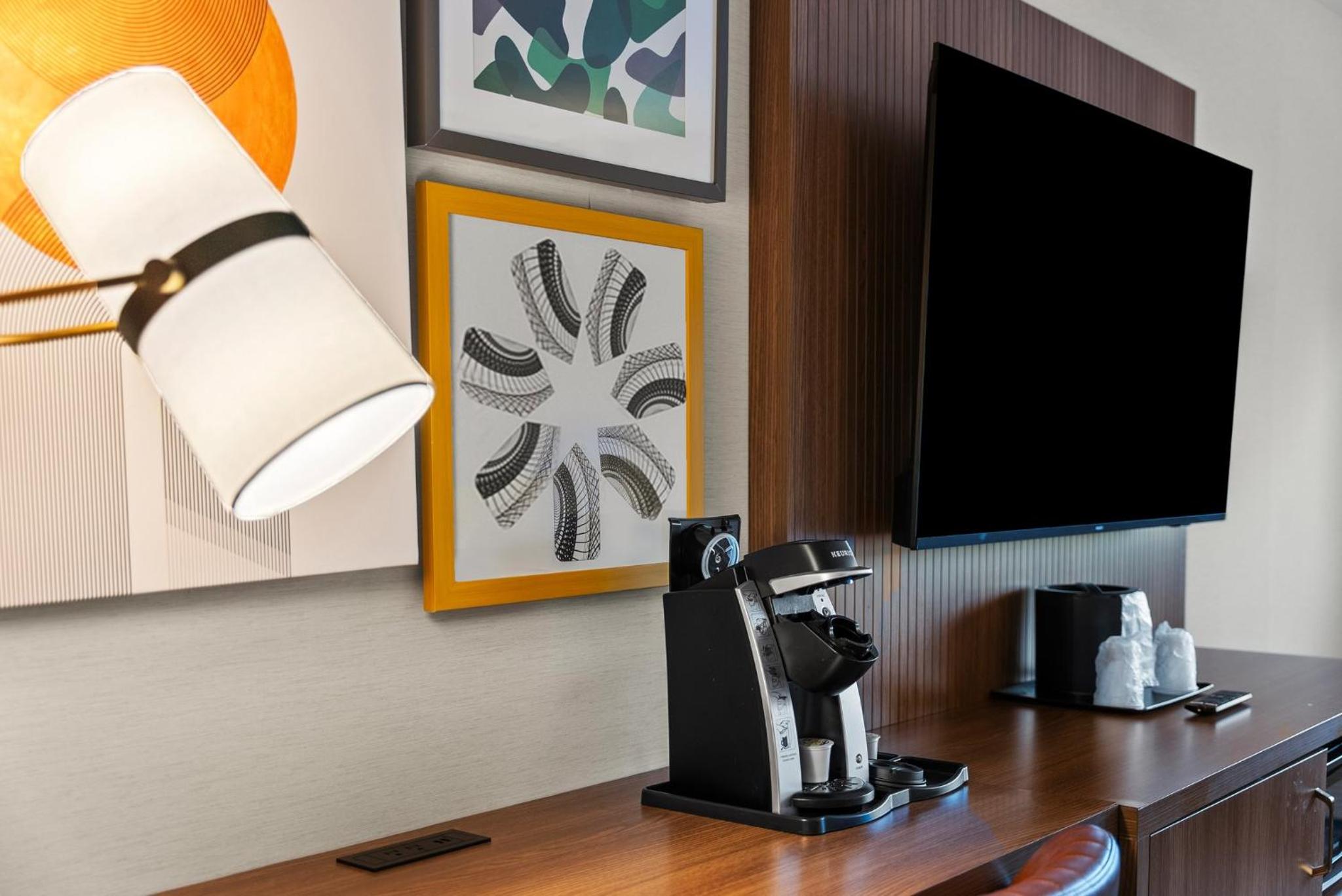 Standard King Room - Photo 9