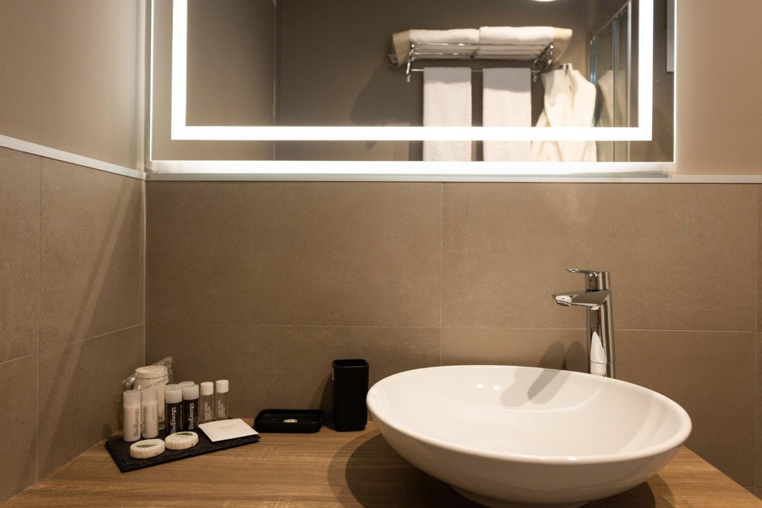 Standard Double Room - Photo 7