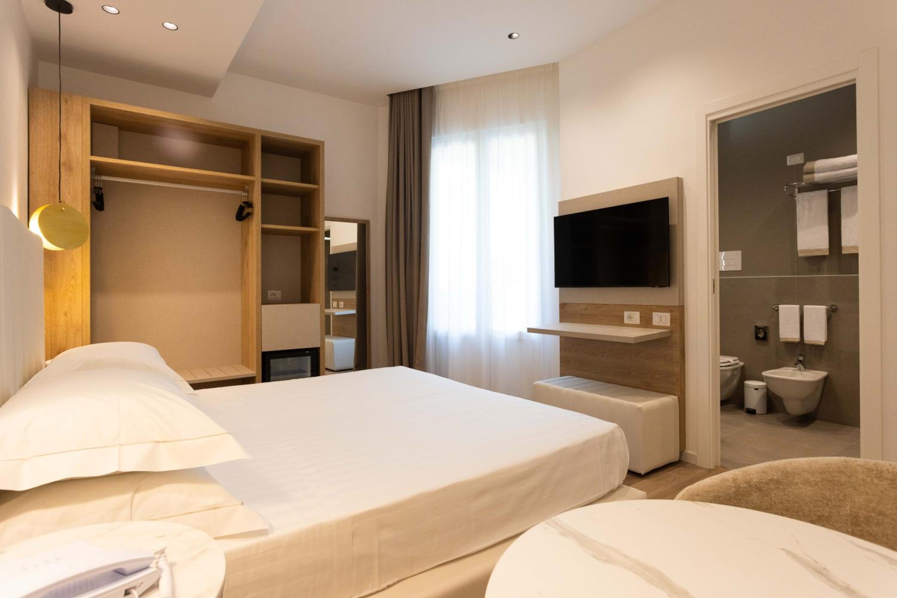 Double or Twin Room with Garden View - Photo 8