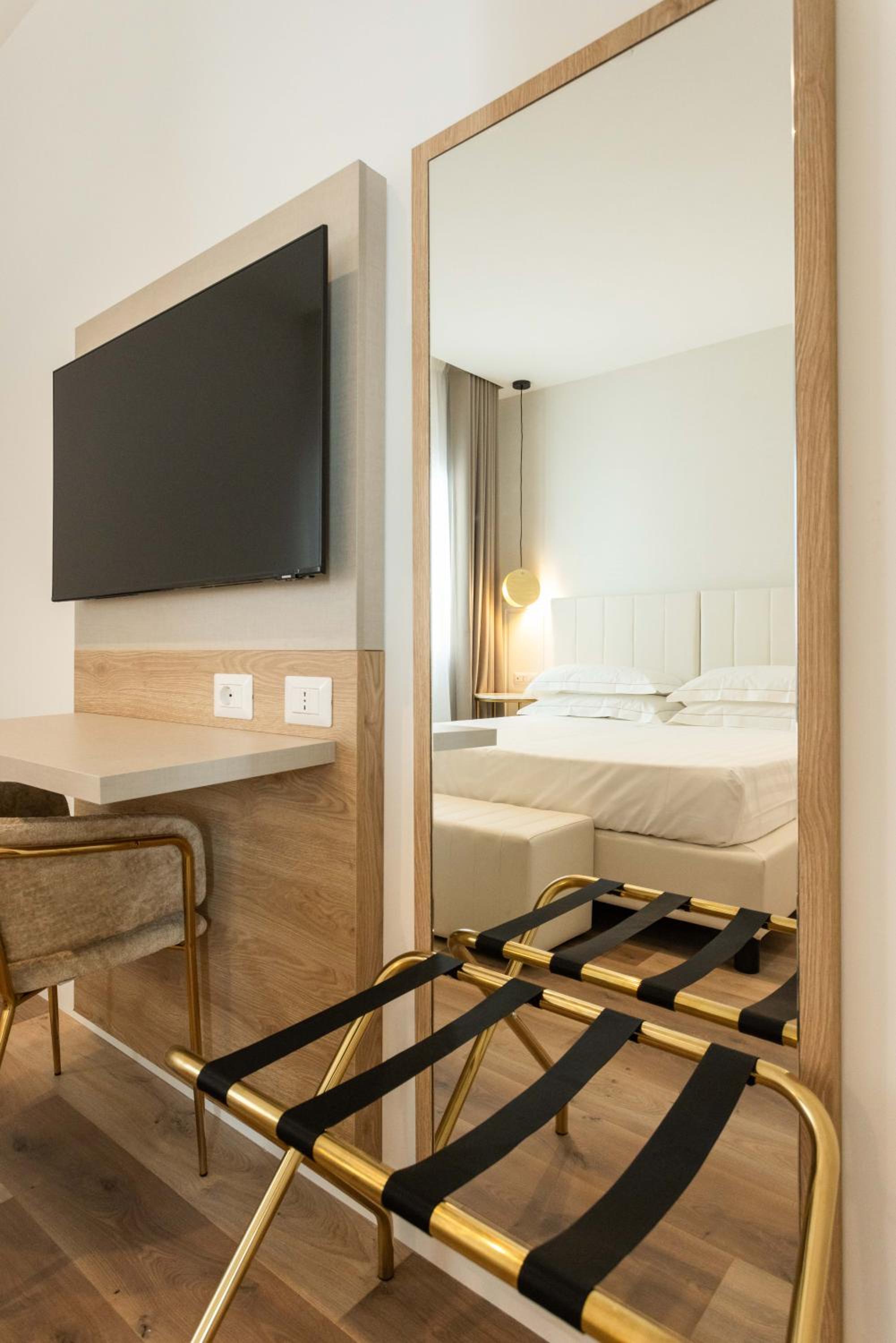 Double or Twin Room - Photo 6