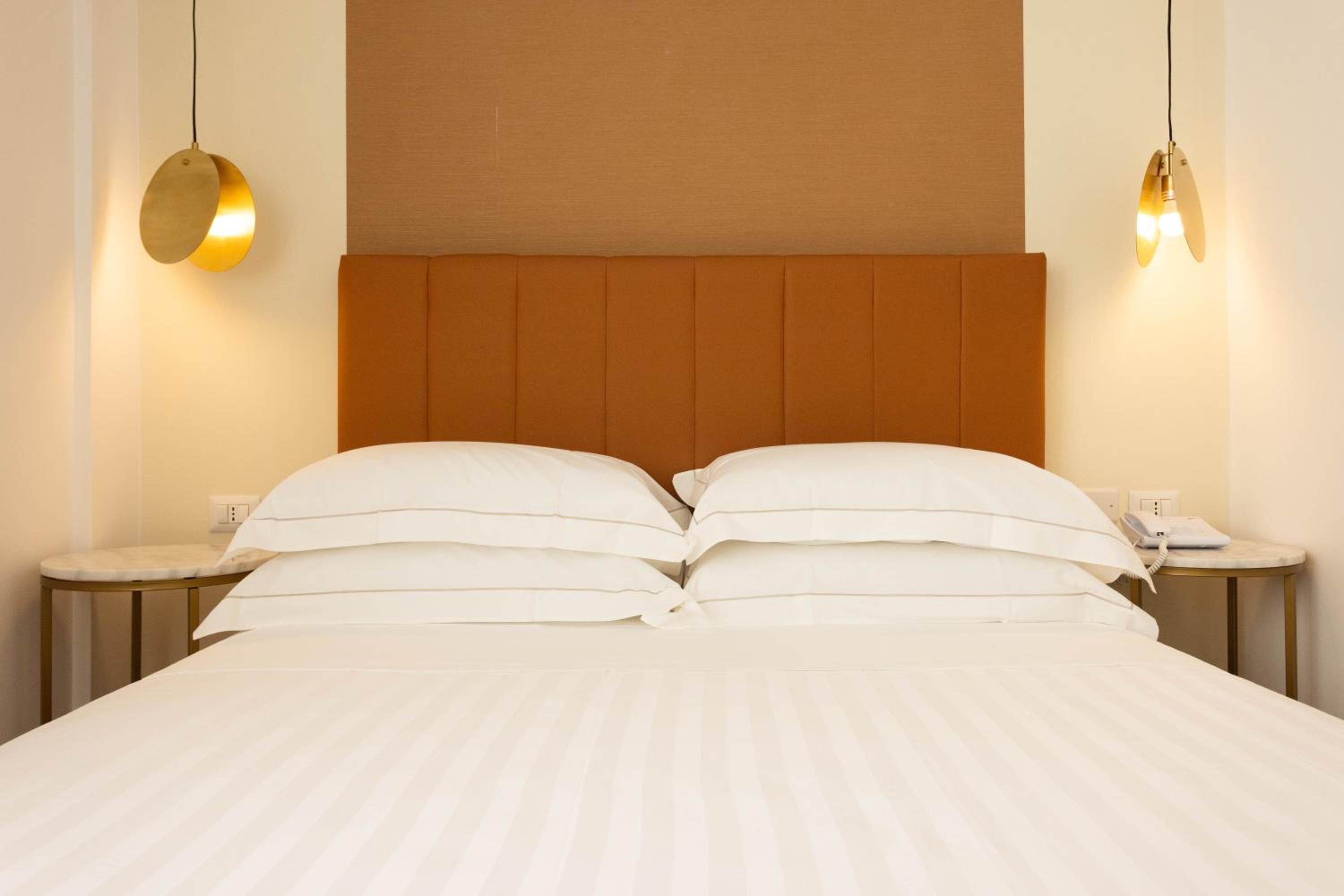 Standard Double Room - Photo 11