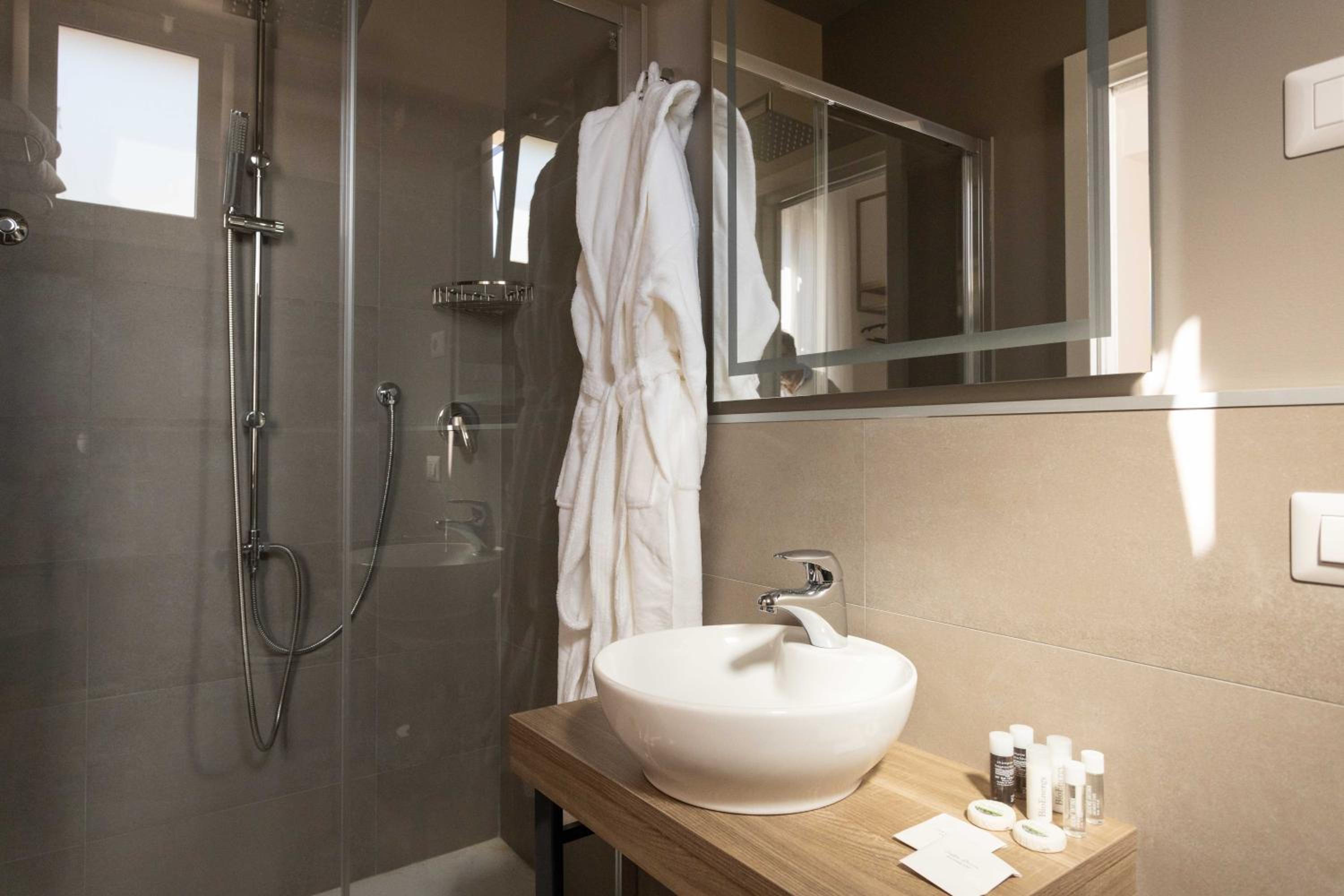 Standard Double Room - Photo 6