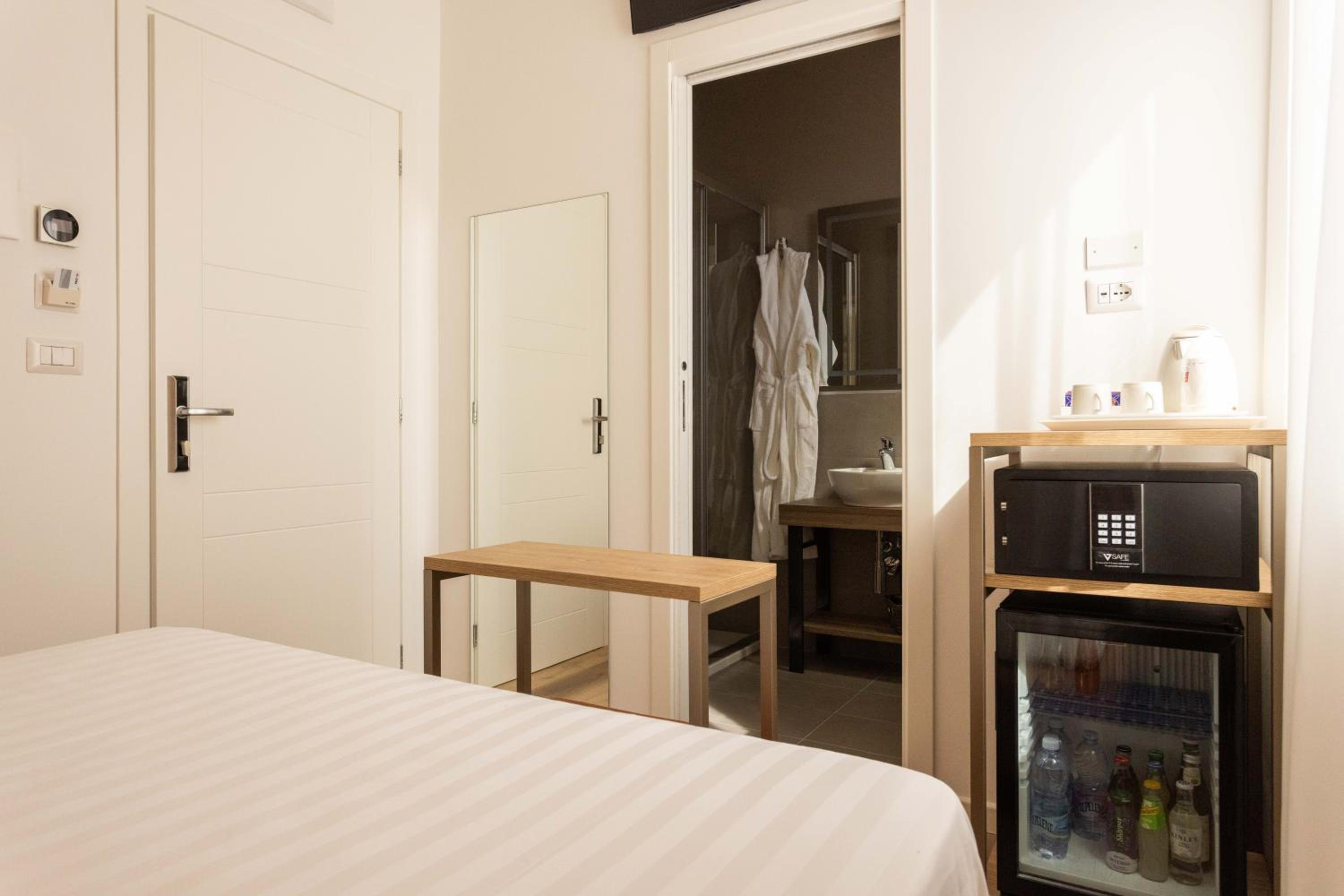 Standard Double Room - Photo 5
