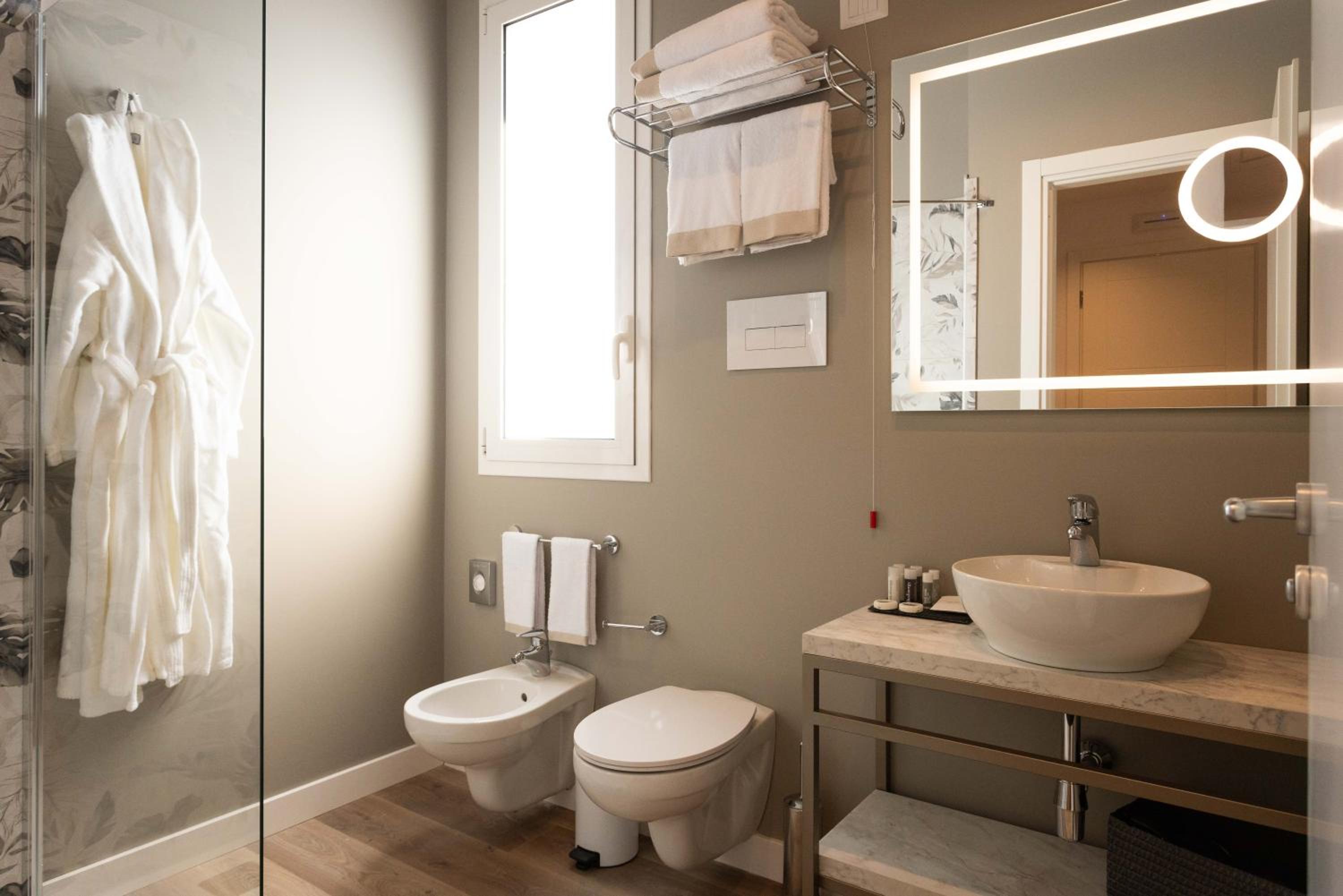 Double or Twin Room - Photo 4
