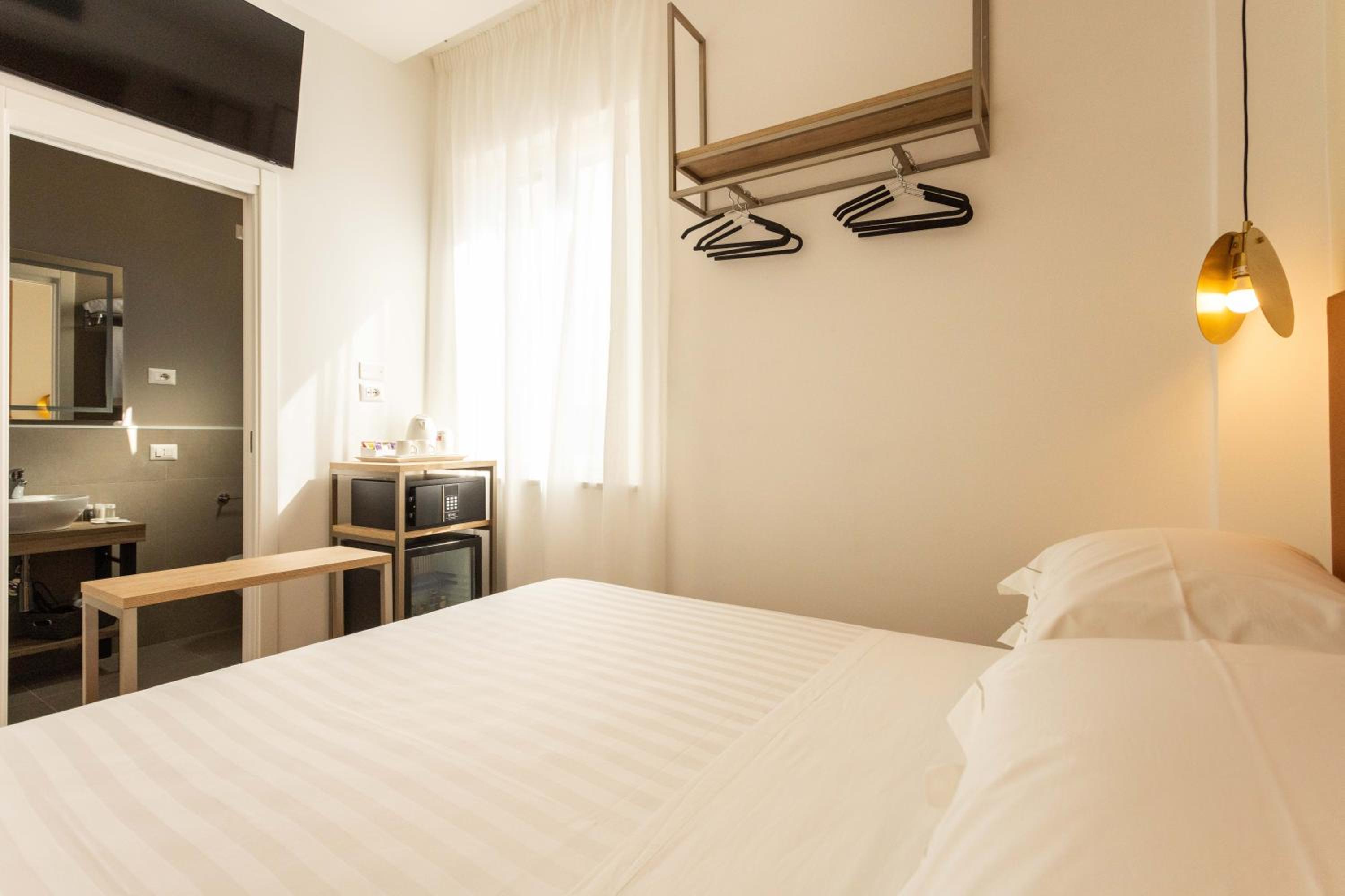 Standard Double Room - Photo 9