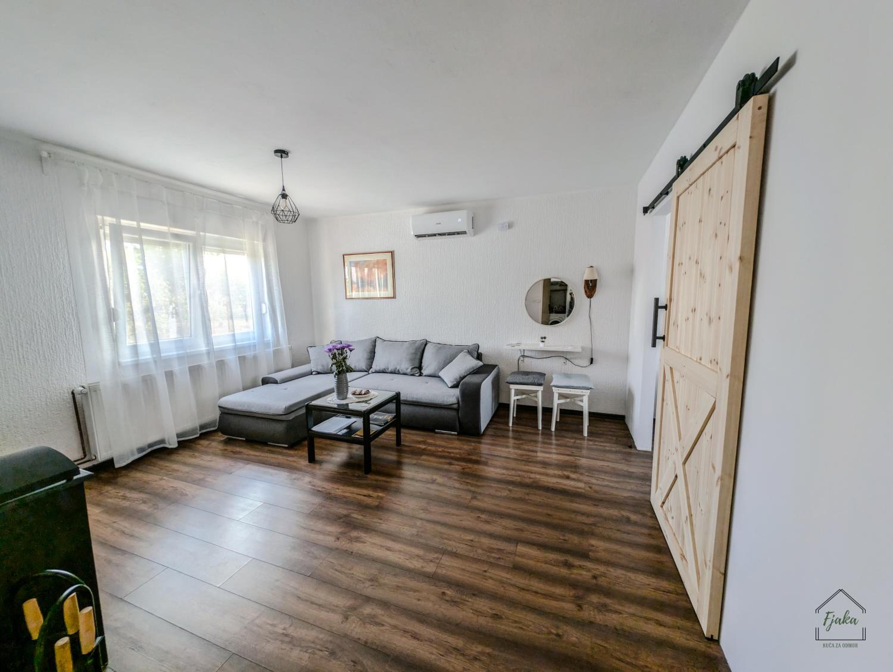 One-Bedroom House photo 1