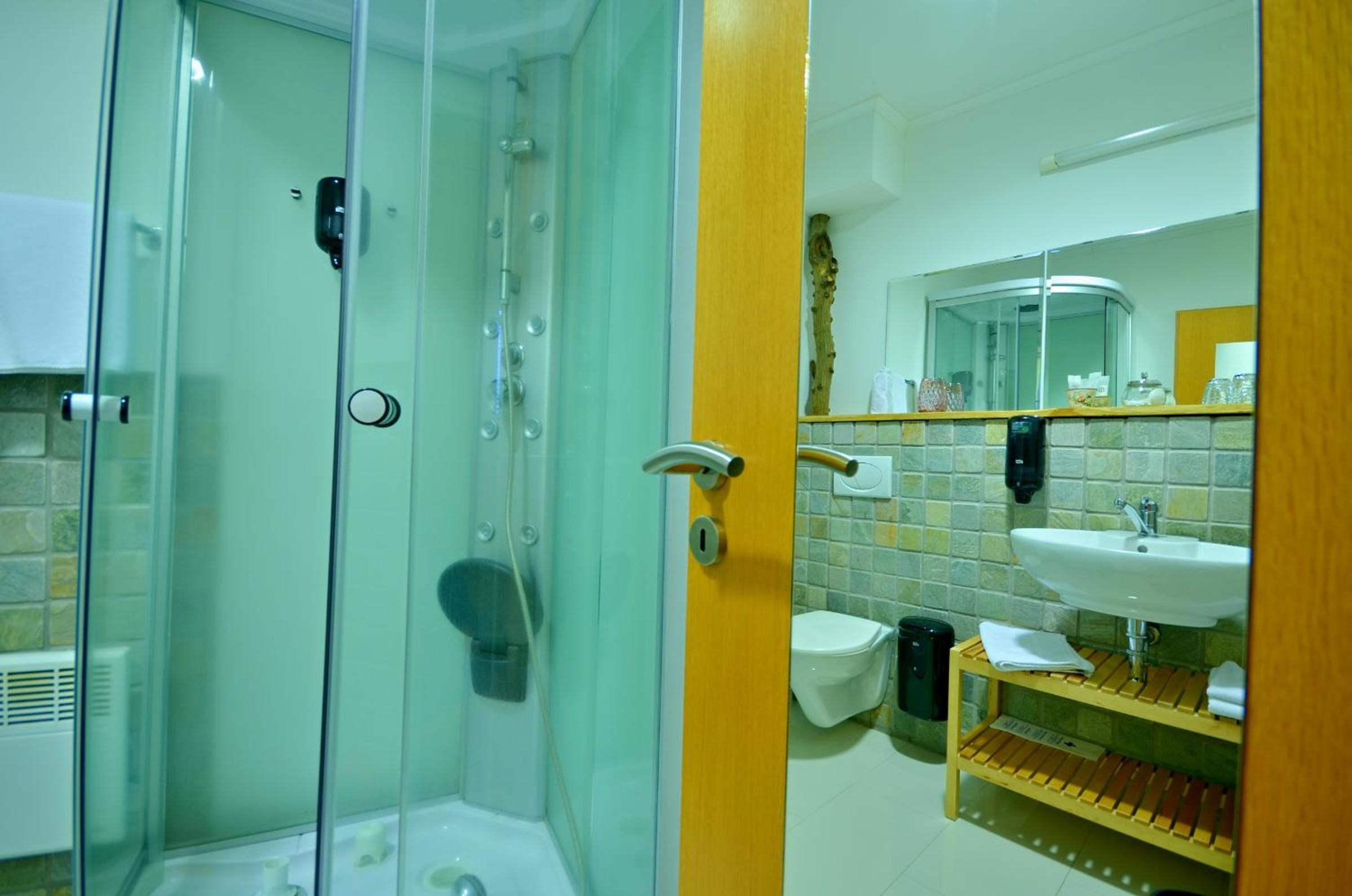 Deluxe Double Room (2 Adults + 1 Child) photo 2