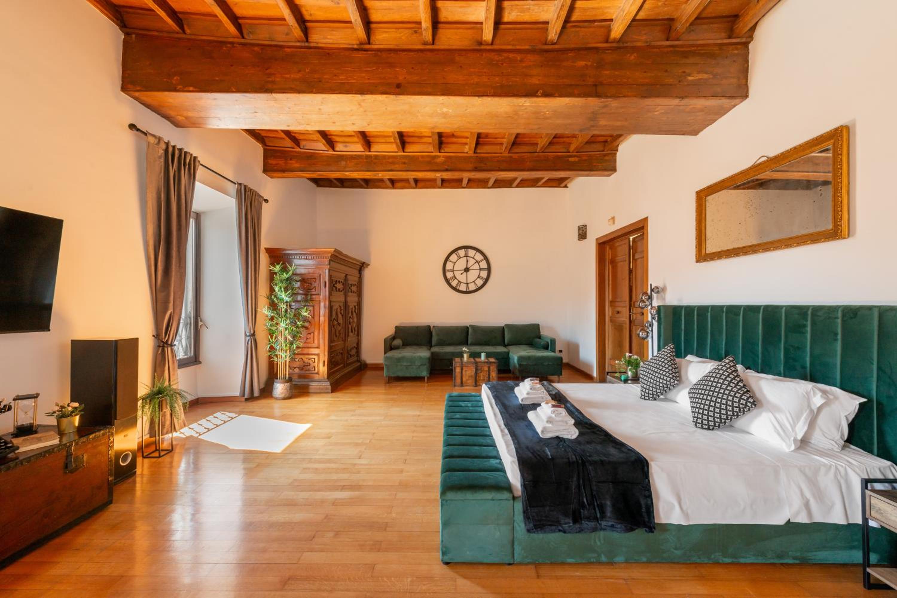 Five-Bedroom Deluxe Apartment