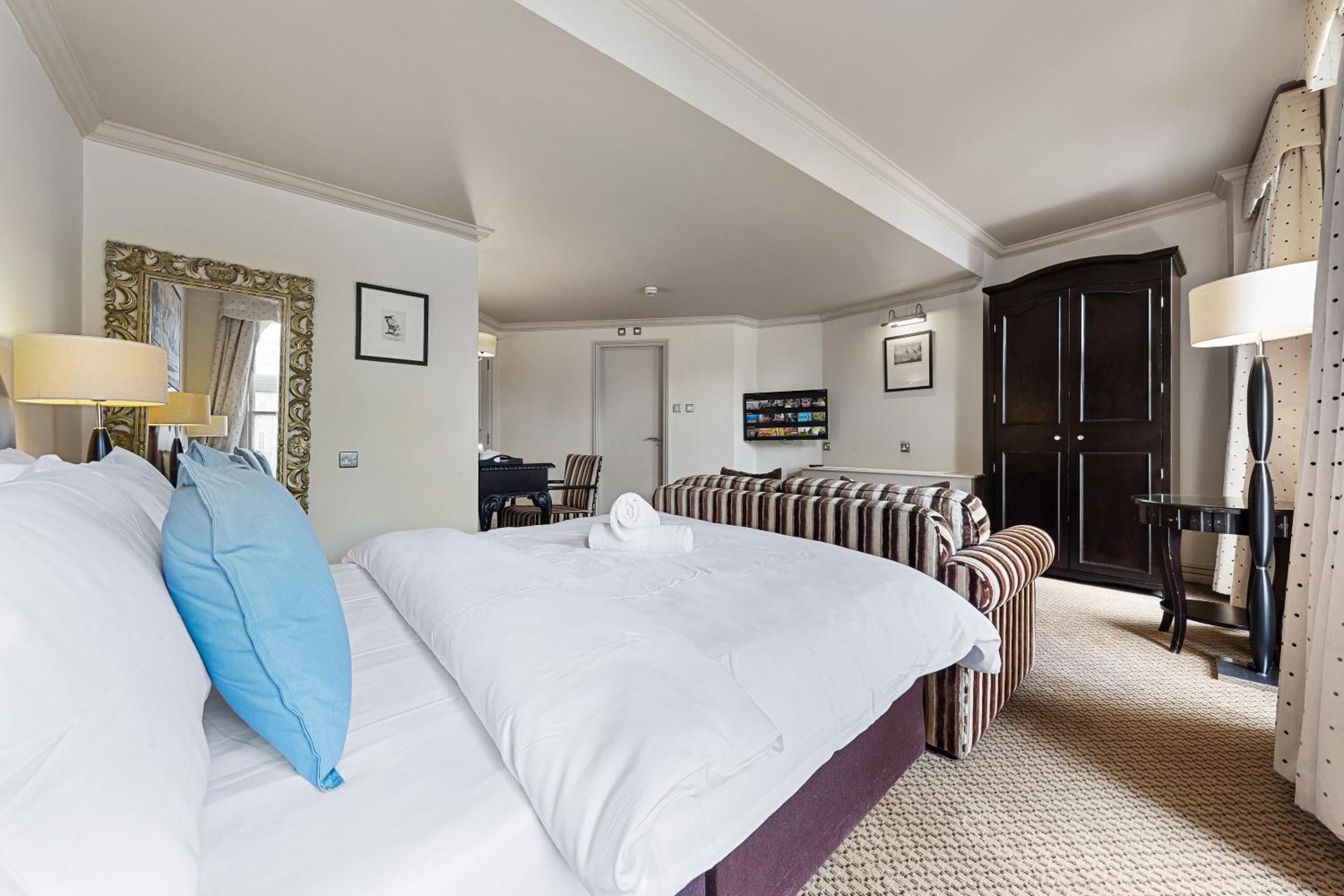Deluxe Quadruple Room with Castle View photo 2