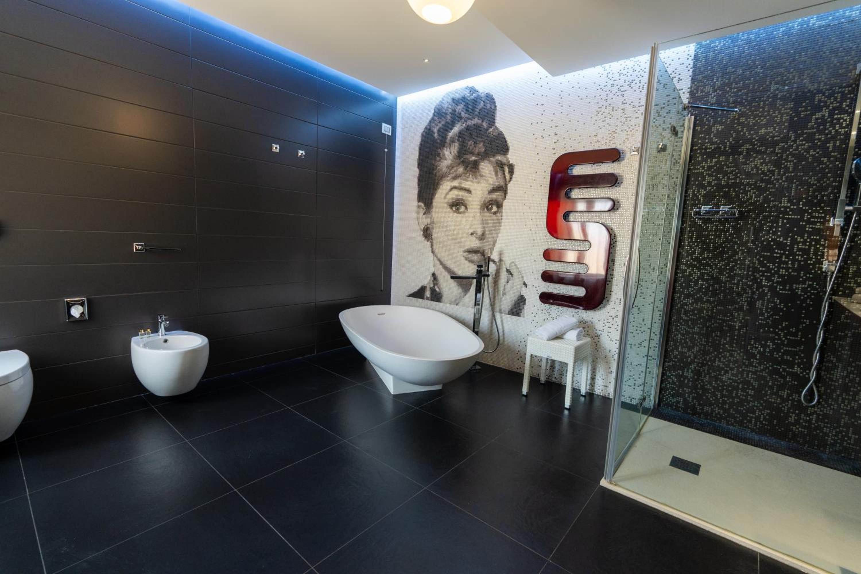 Suite With City View thumbnail 5