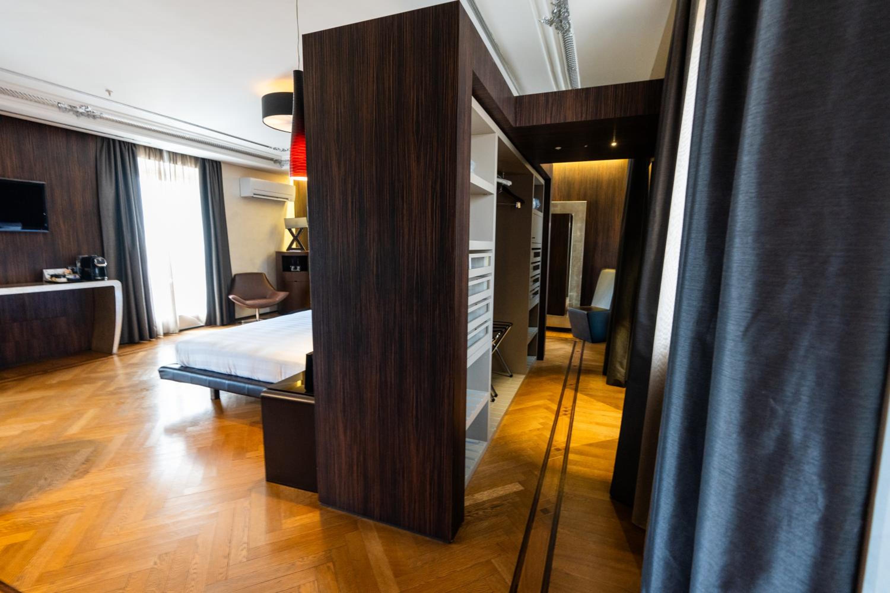 Suite With City View thumbnail 6