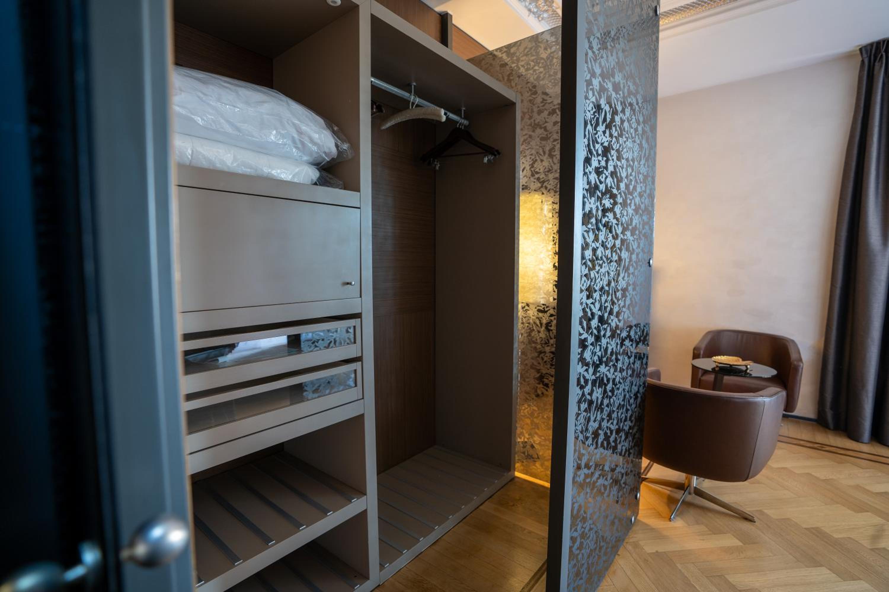 Deluxe Double Room With Balcony thumbnail 5