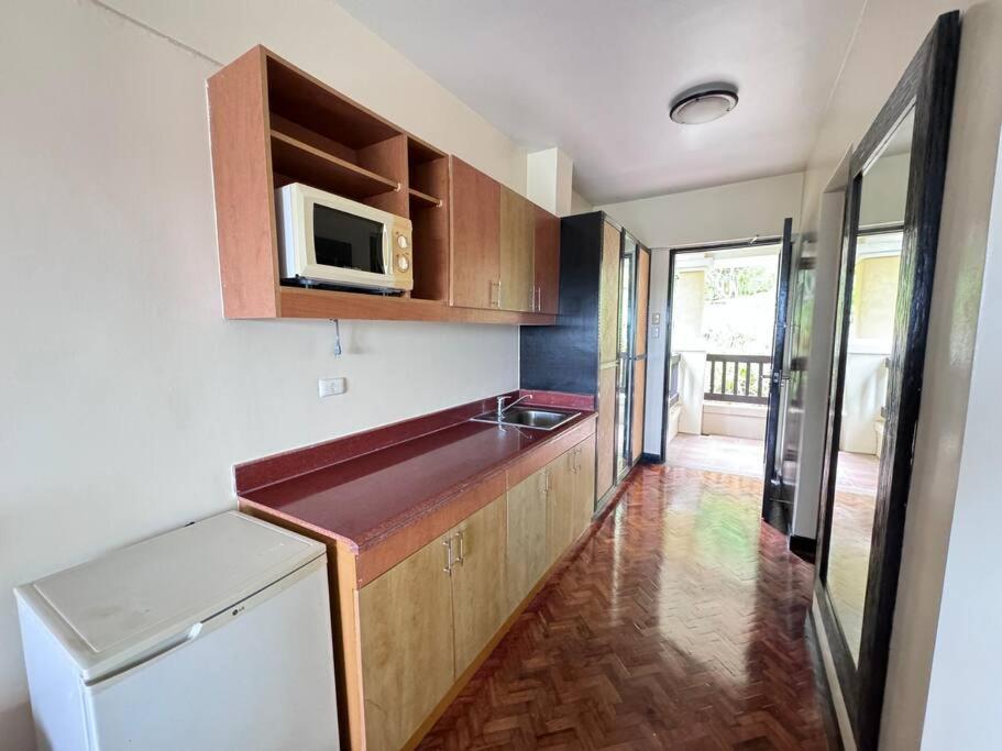 One-Bedroom Apartment - Photo 2