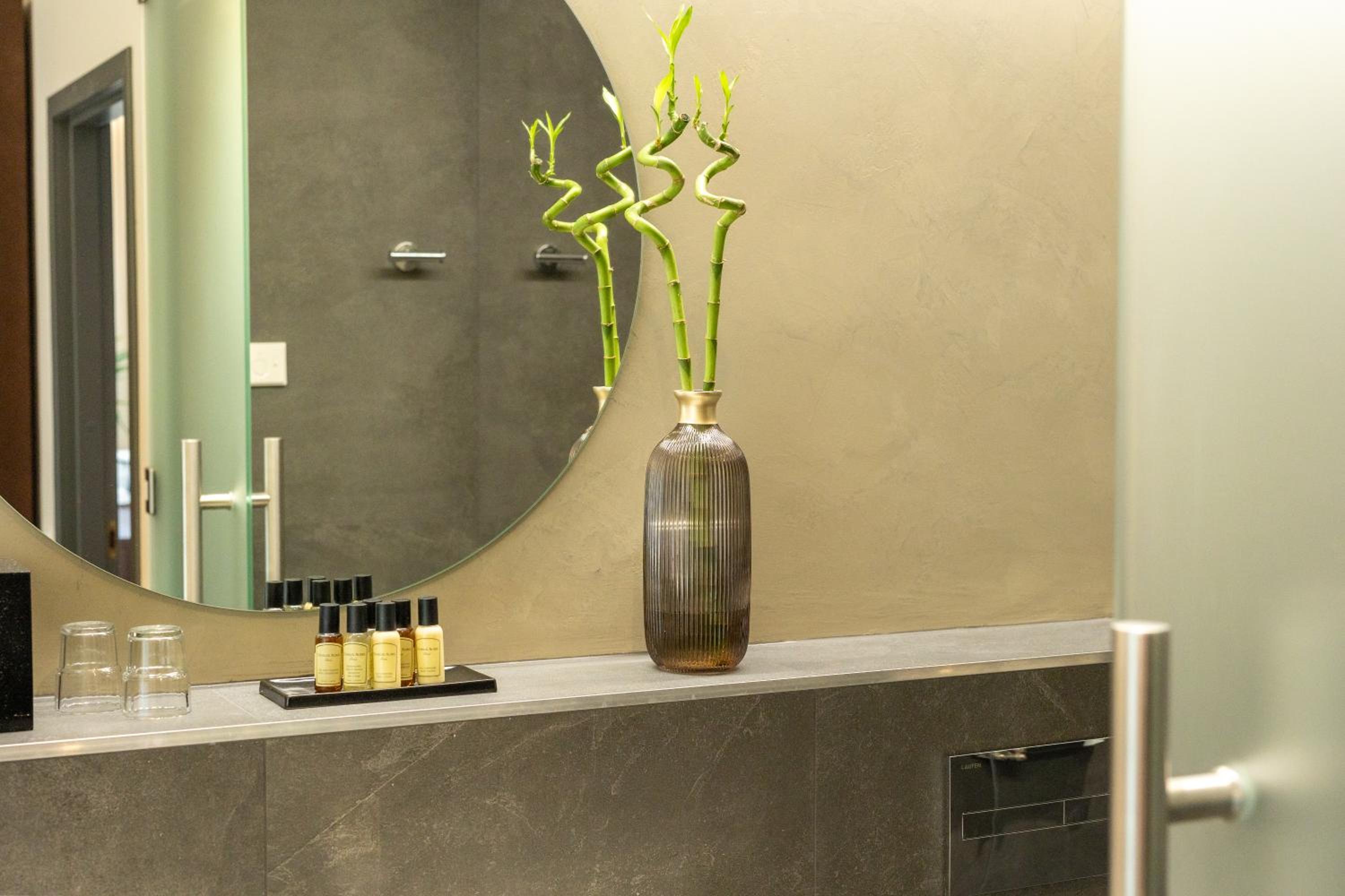 Suite - Photo 13