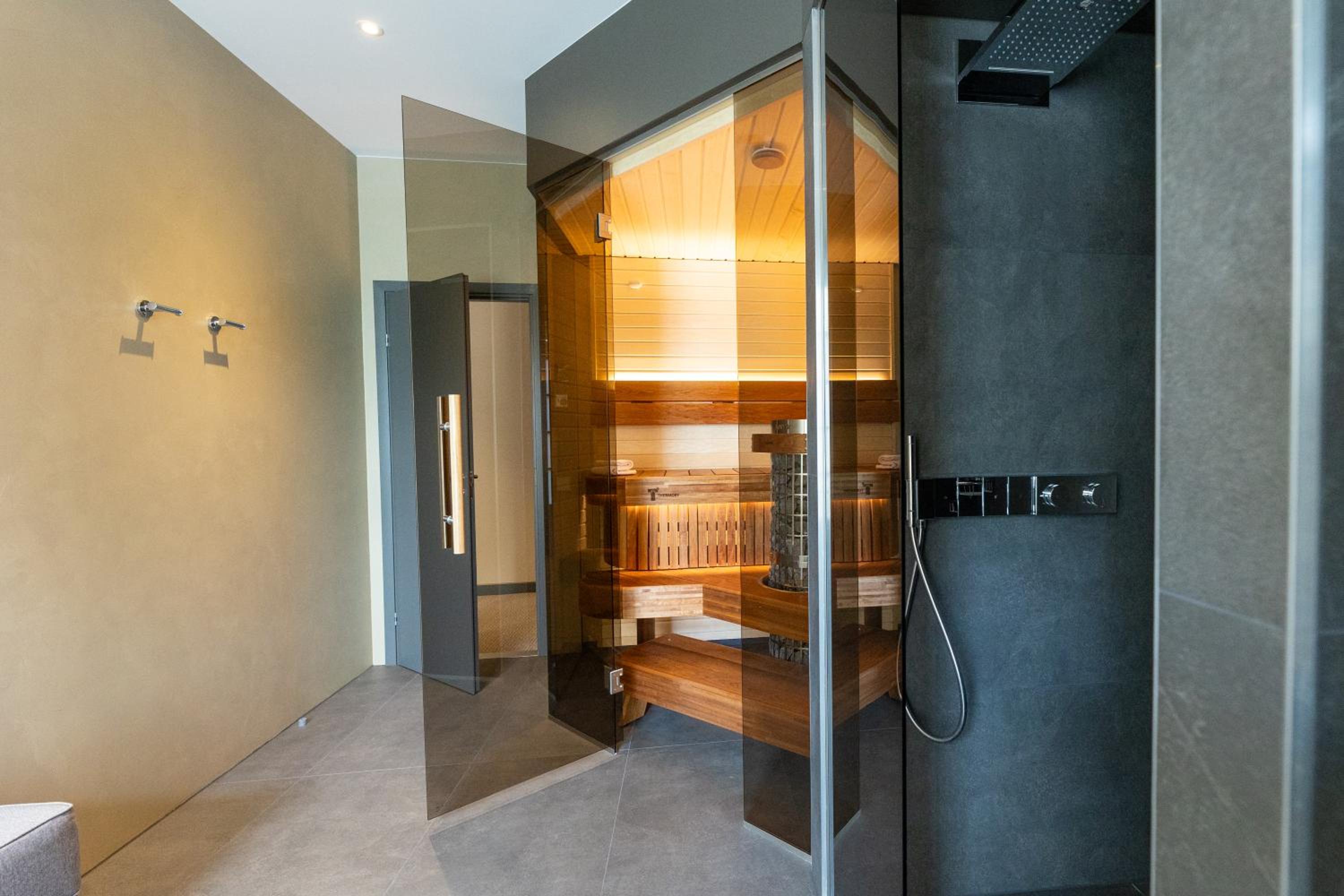 Suite - Photo 16