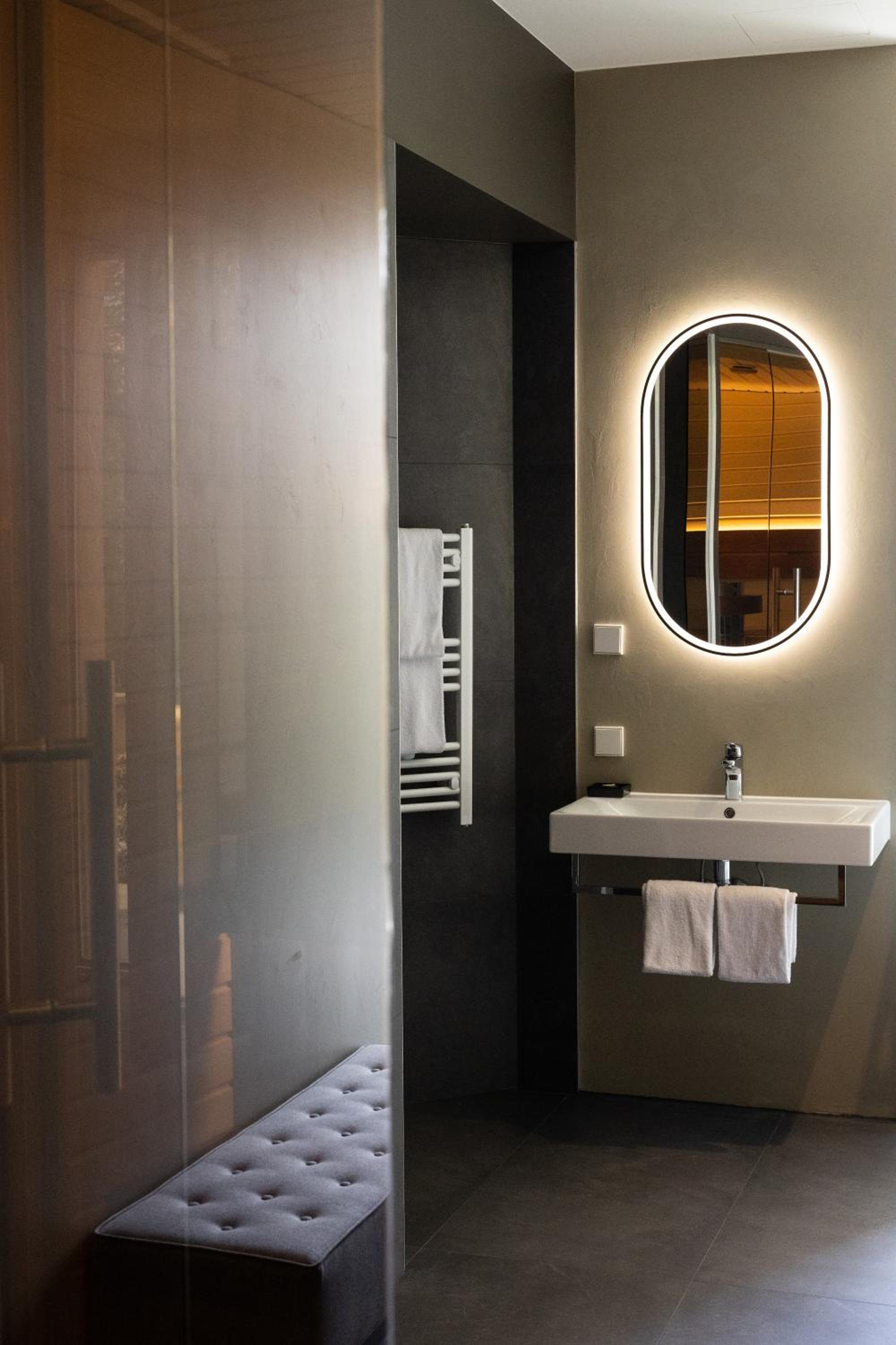 Suite - Photo 15