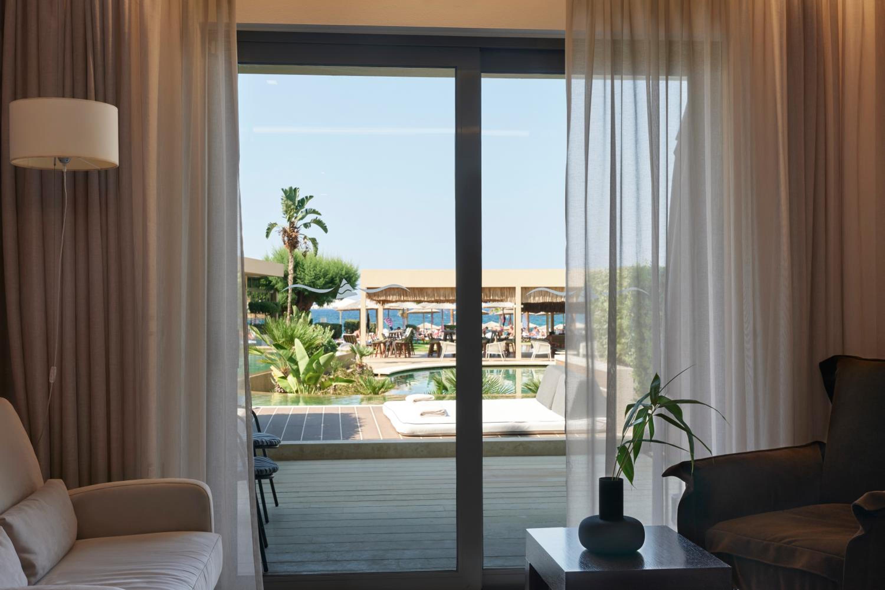 Superior Room Lagoon Swim Out thumbnail 6