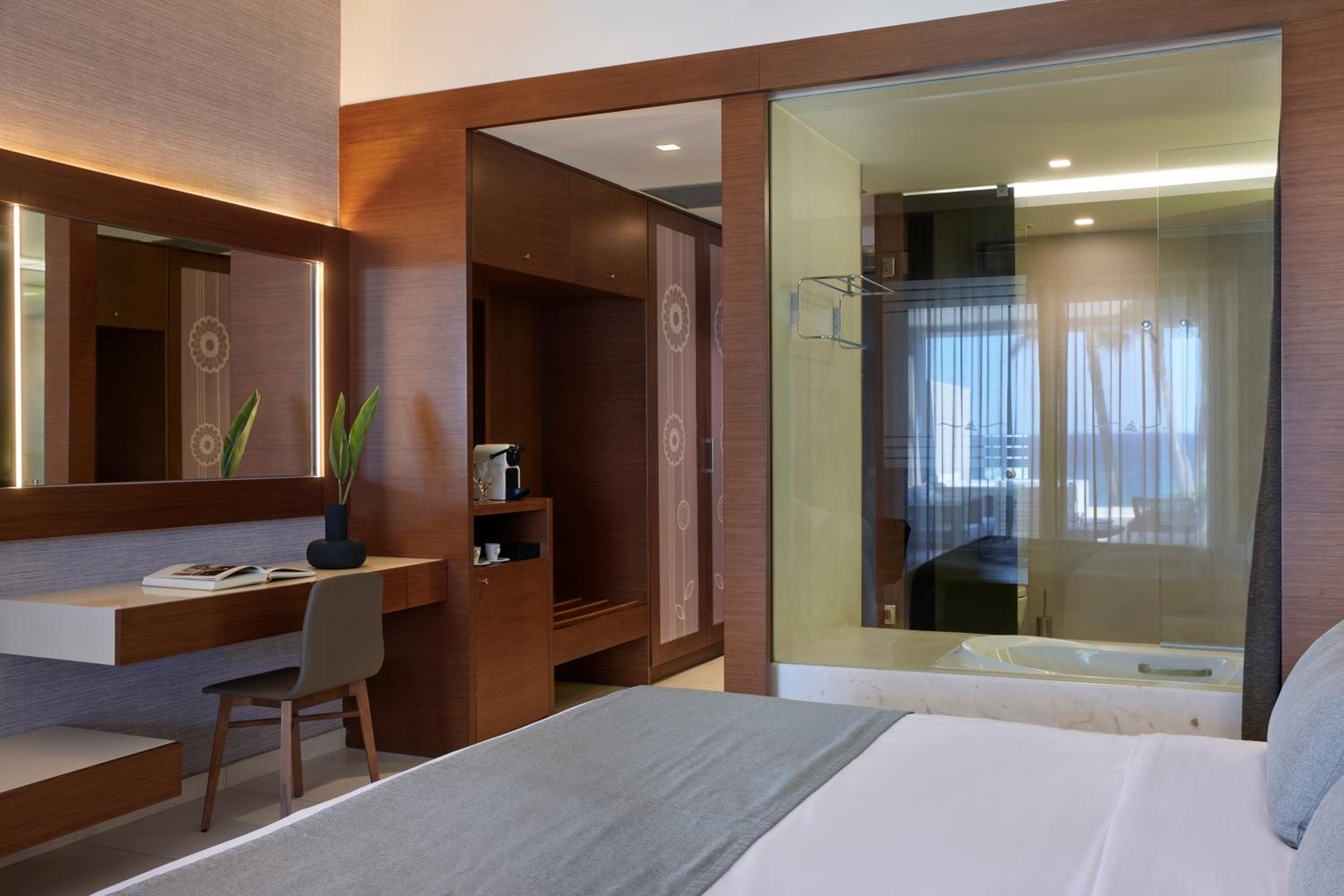 Superior Room Lagoon Sea View Outdoor Whirlpool thumbnail 5
