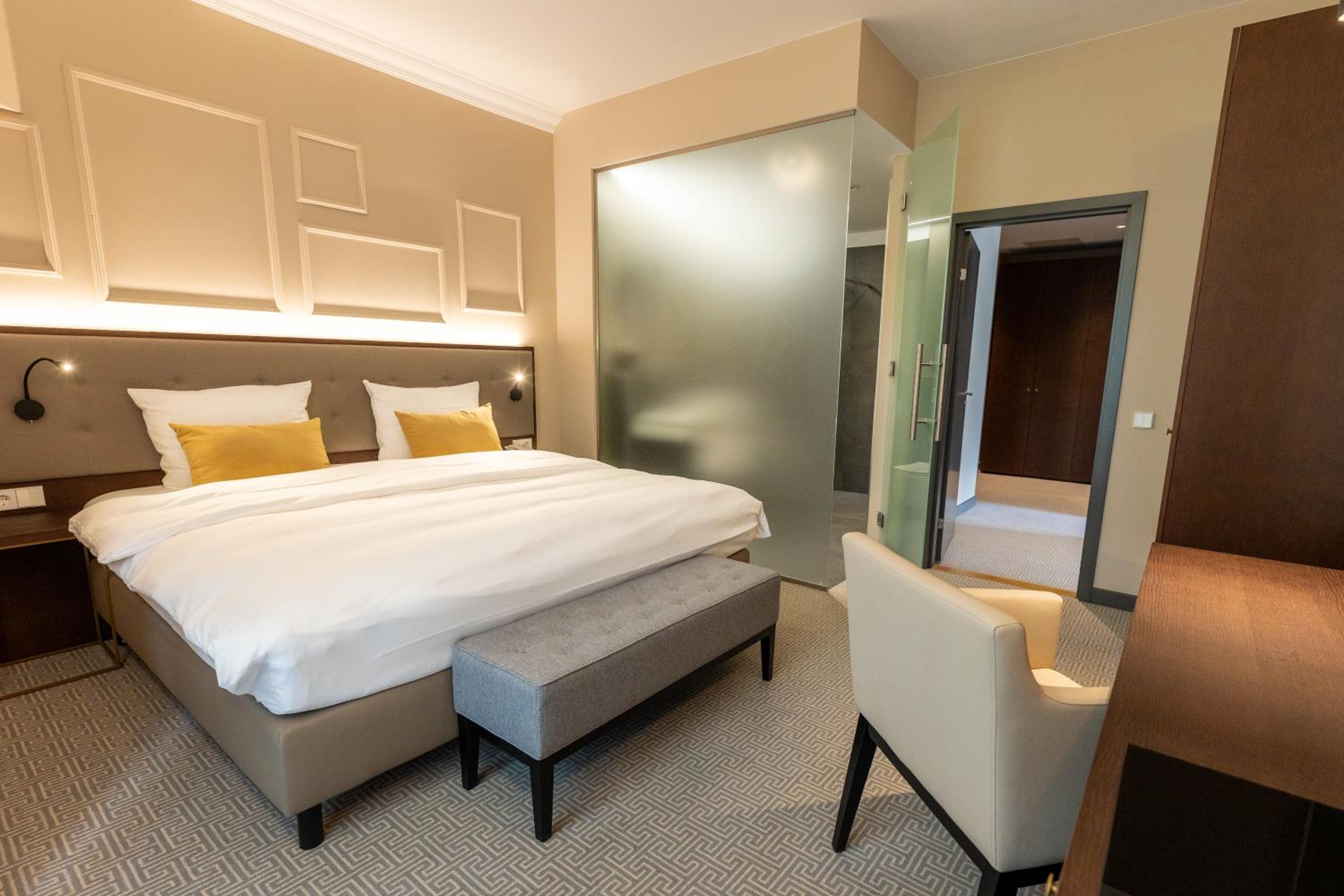 Suite - Photo 17