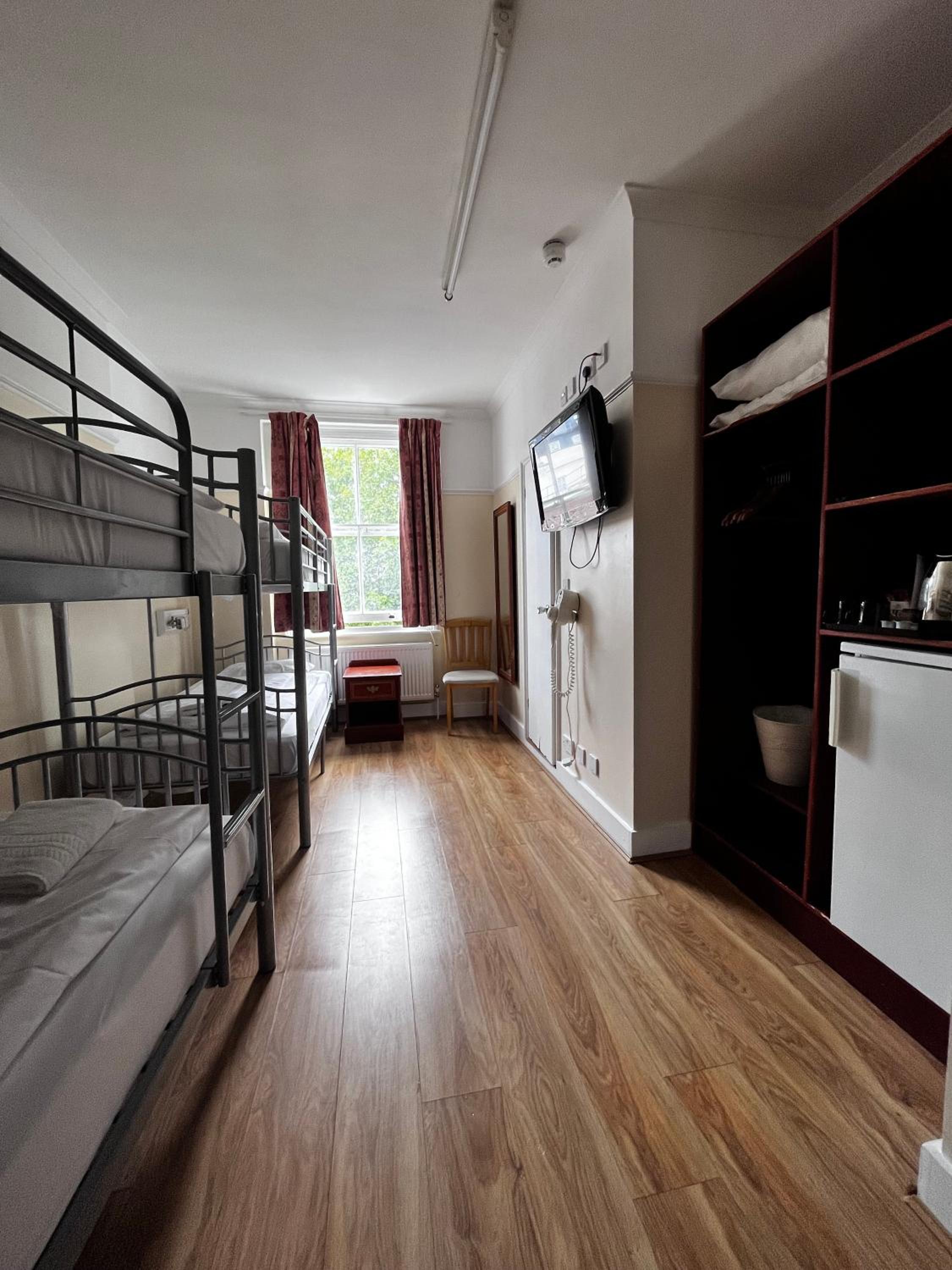 Quadruple Room with Private Bathroom photo 2