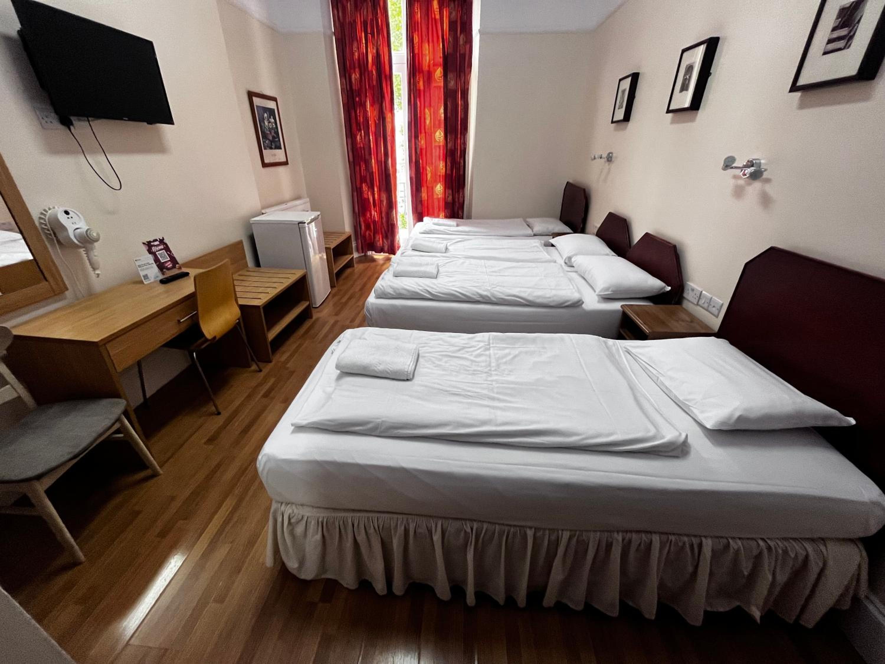 Quadruple Room with Private Bathroom photo 1