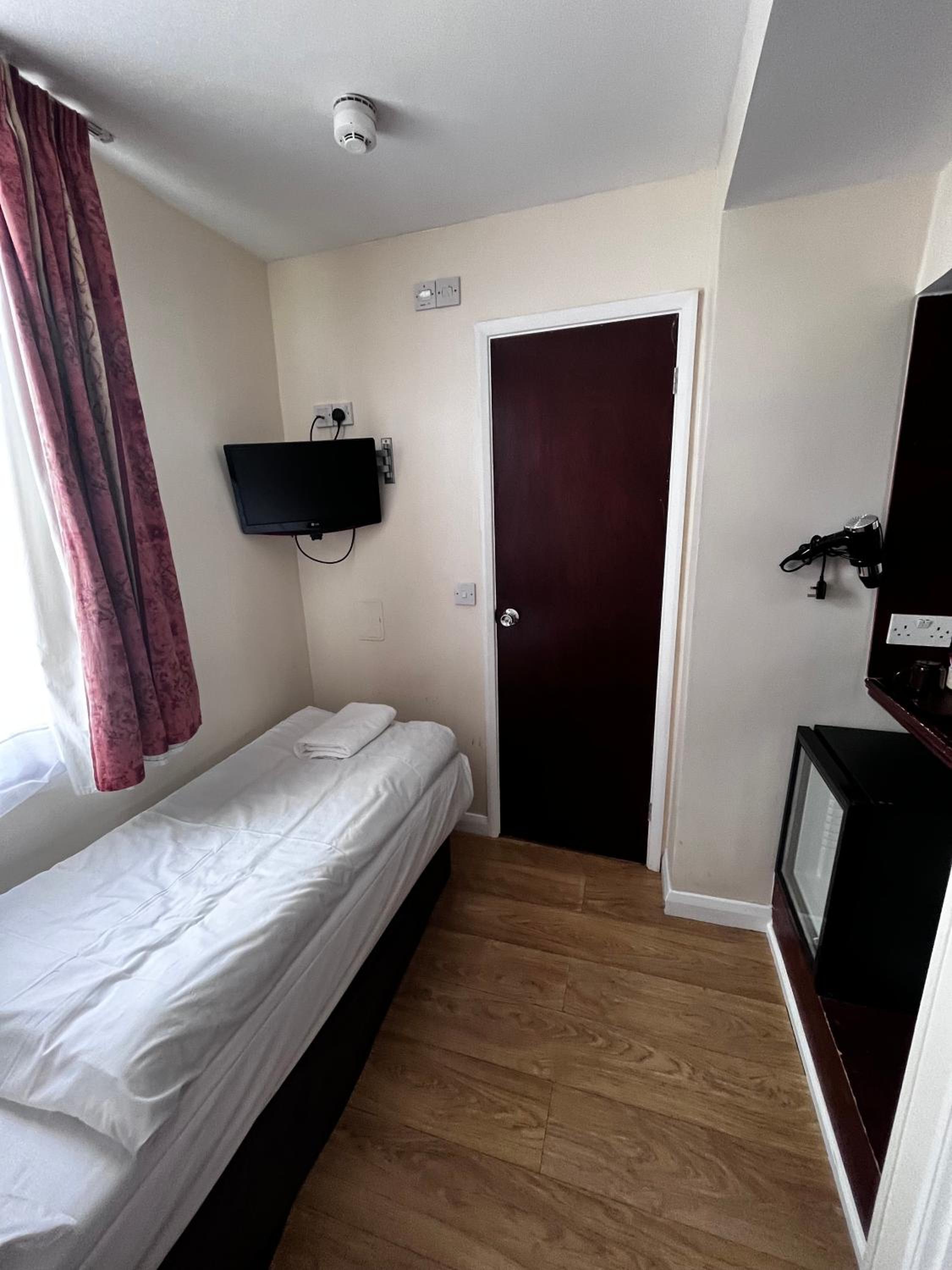 Single Room with Bathroom photo 2
