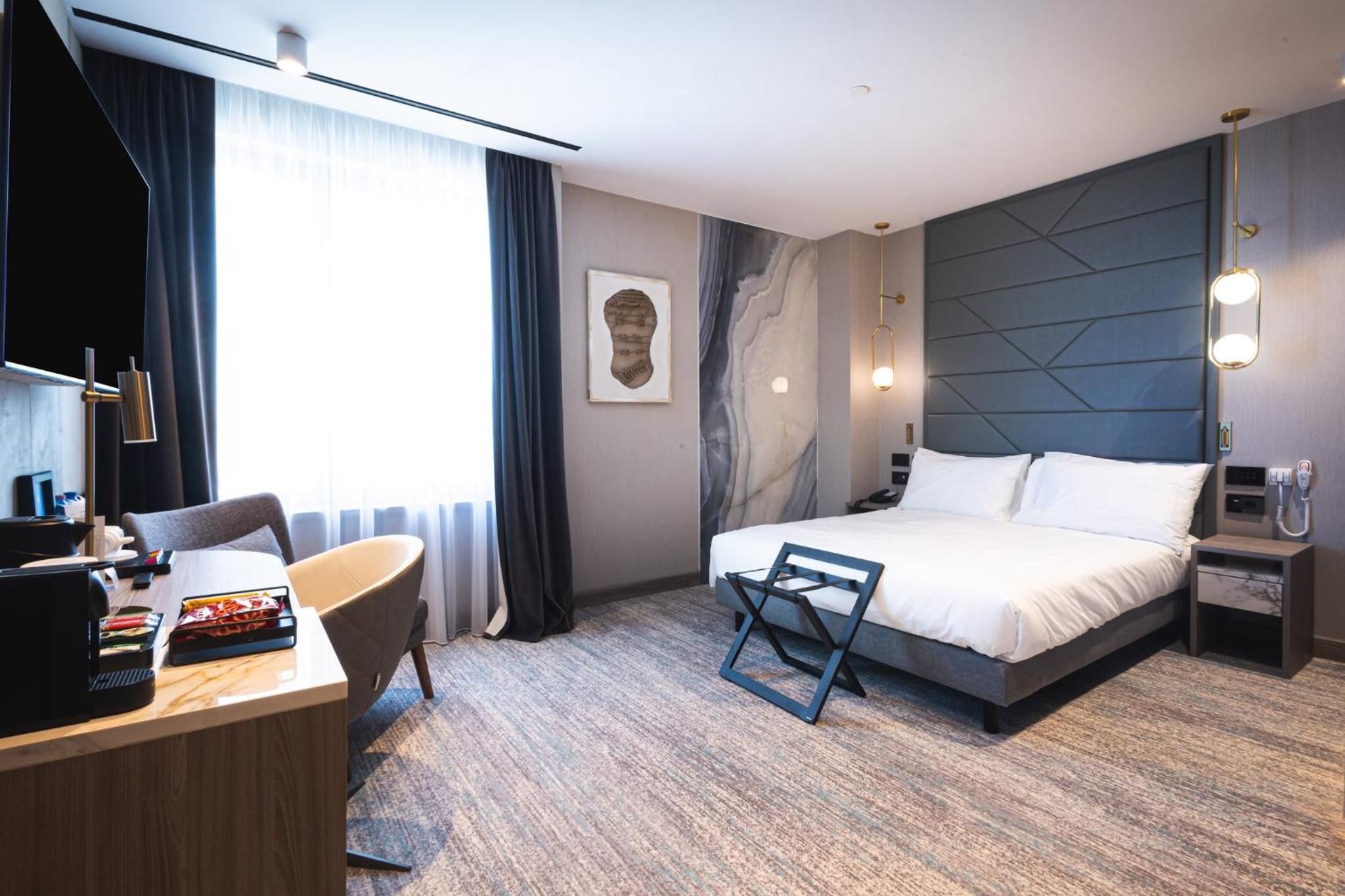 Queen Room with Side Lake View - Accessible - Photo 2