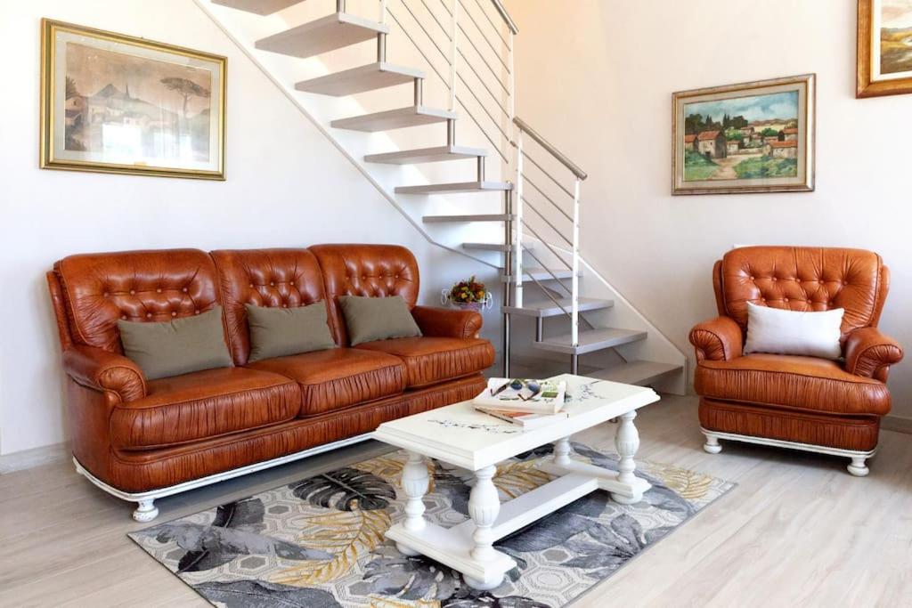Six-Bedroom House photo 1