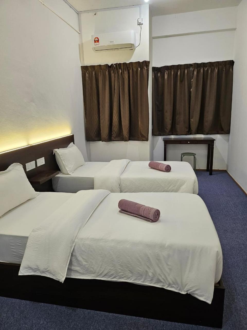 Twin Room with Shared Bathroom photo 1