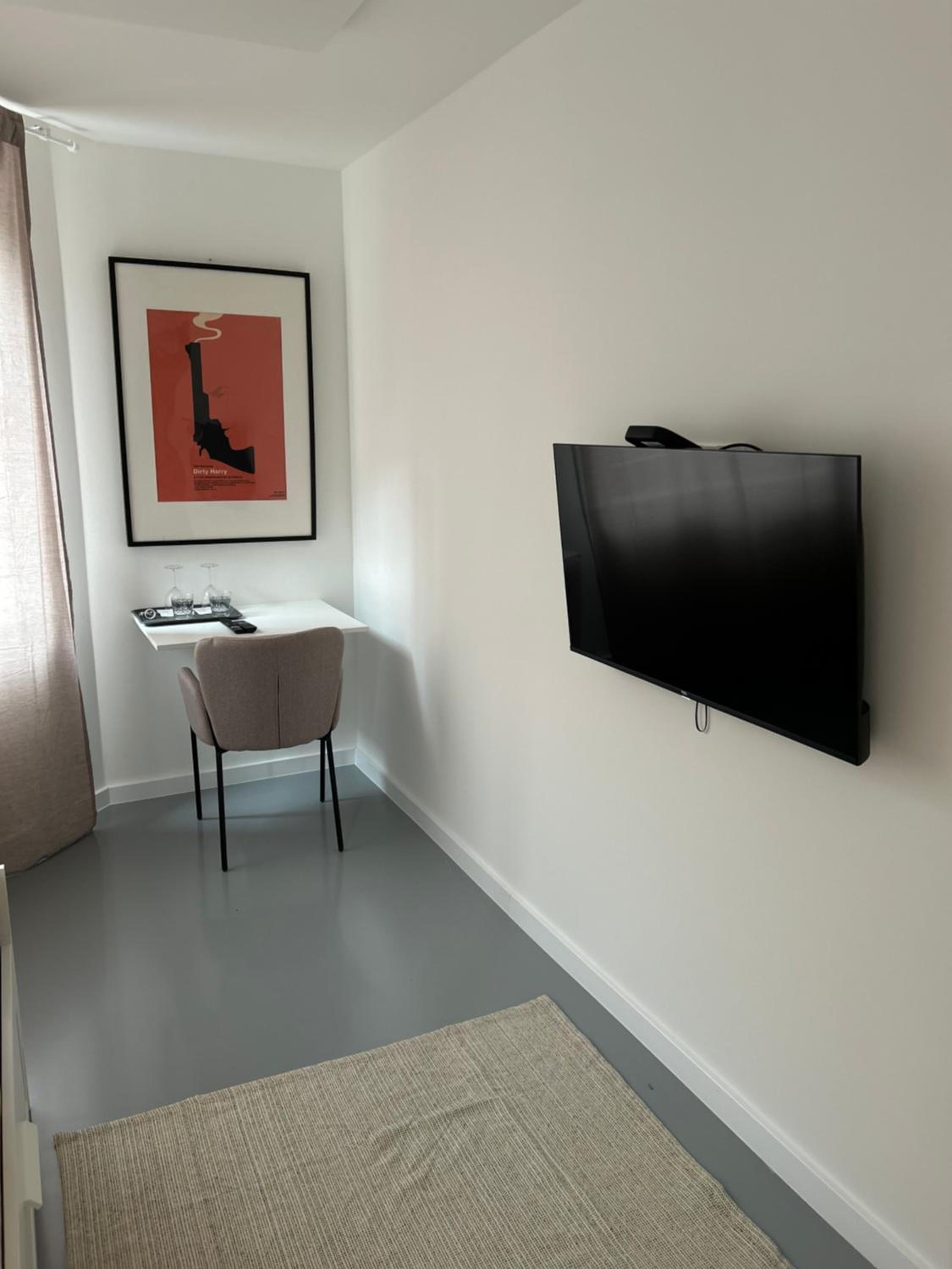 One-Bedroom Apartment photo 2