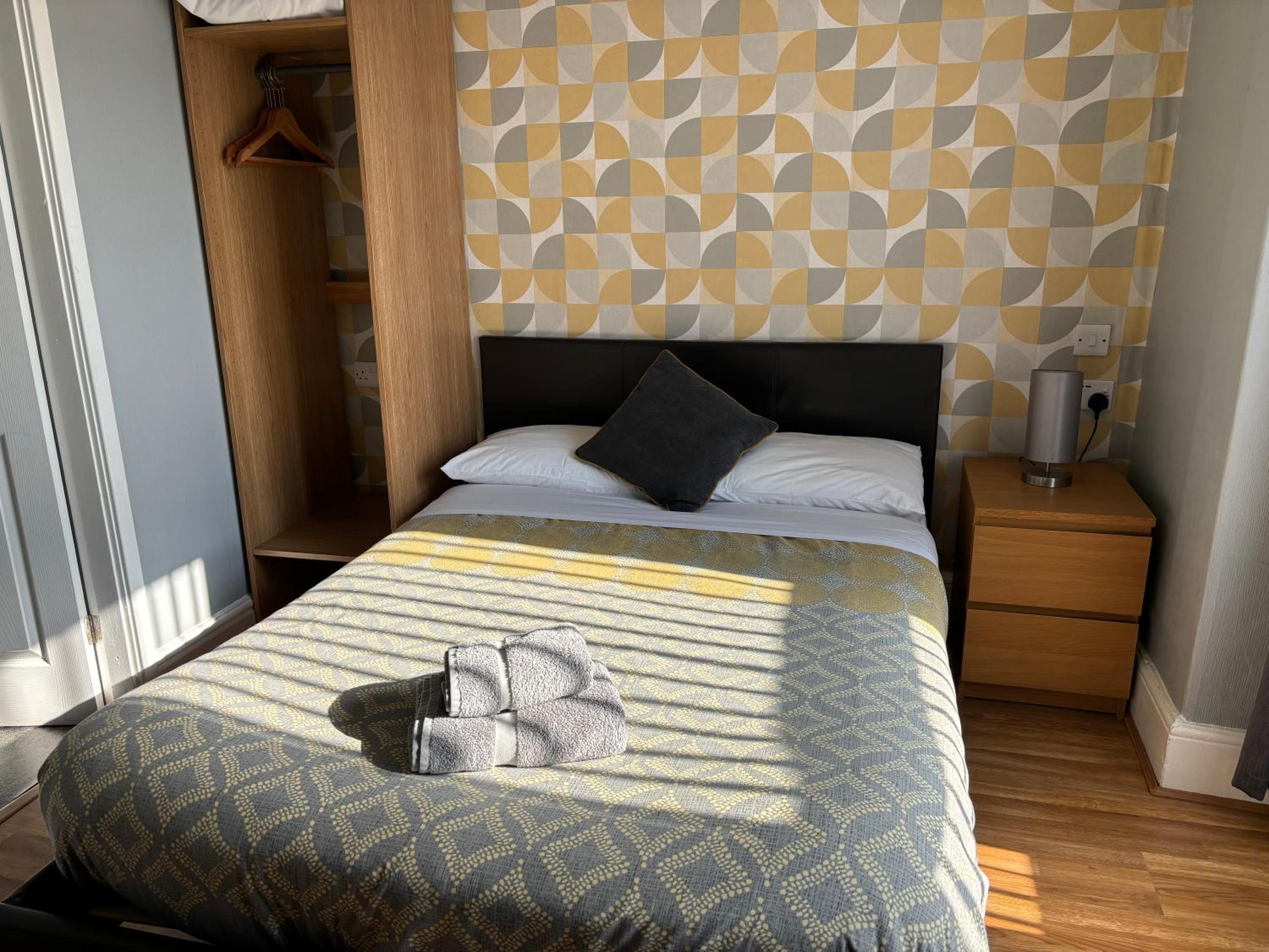 Deluxe Double Room with Shower - Photo 6