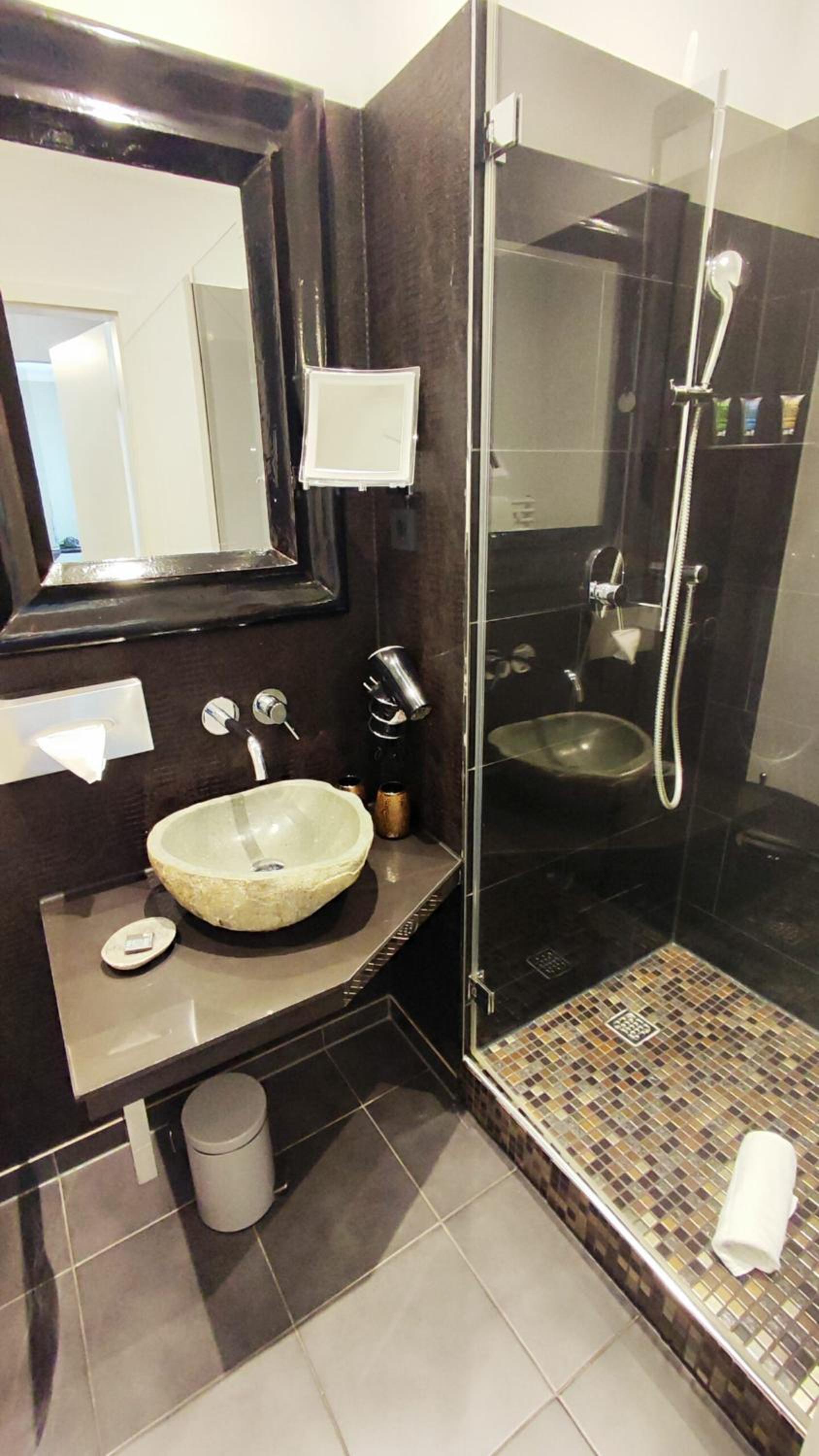 Standard Double Room - Photo 5