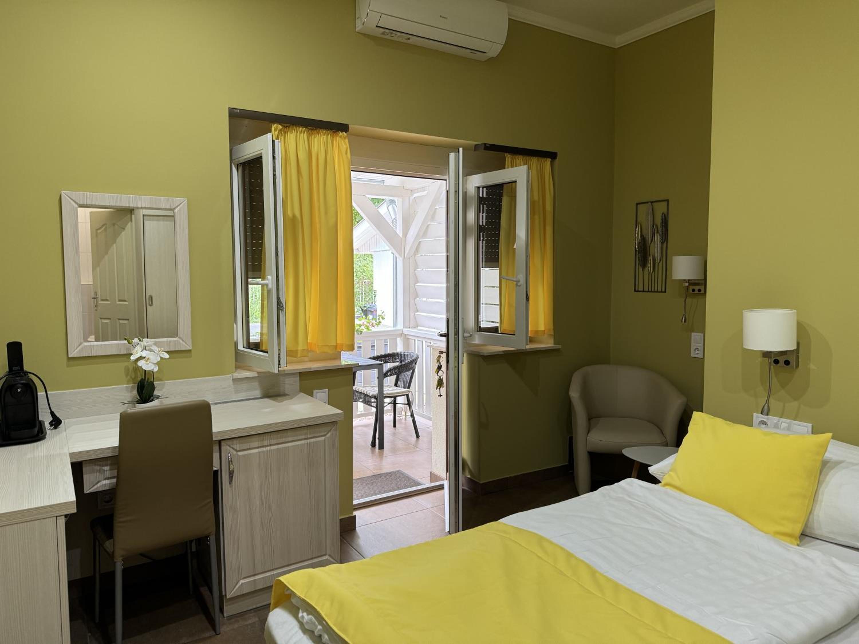 Deluxe King Room photo 1