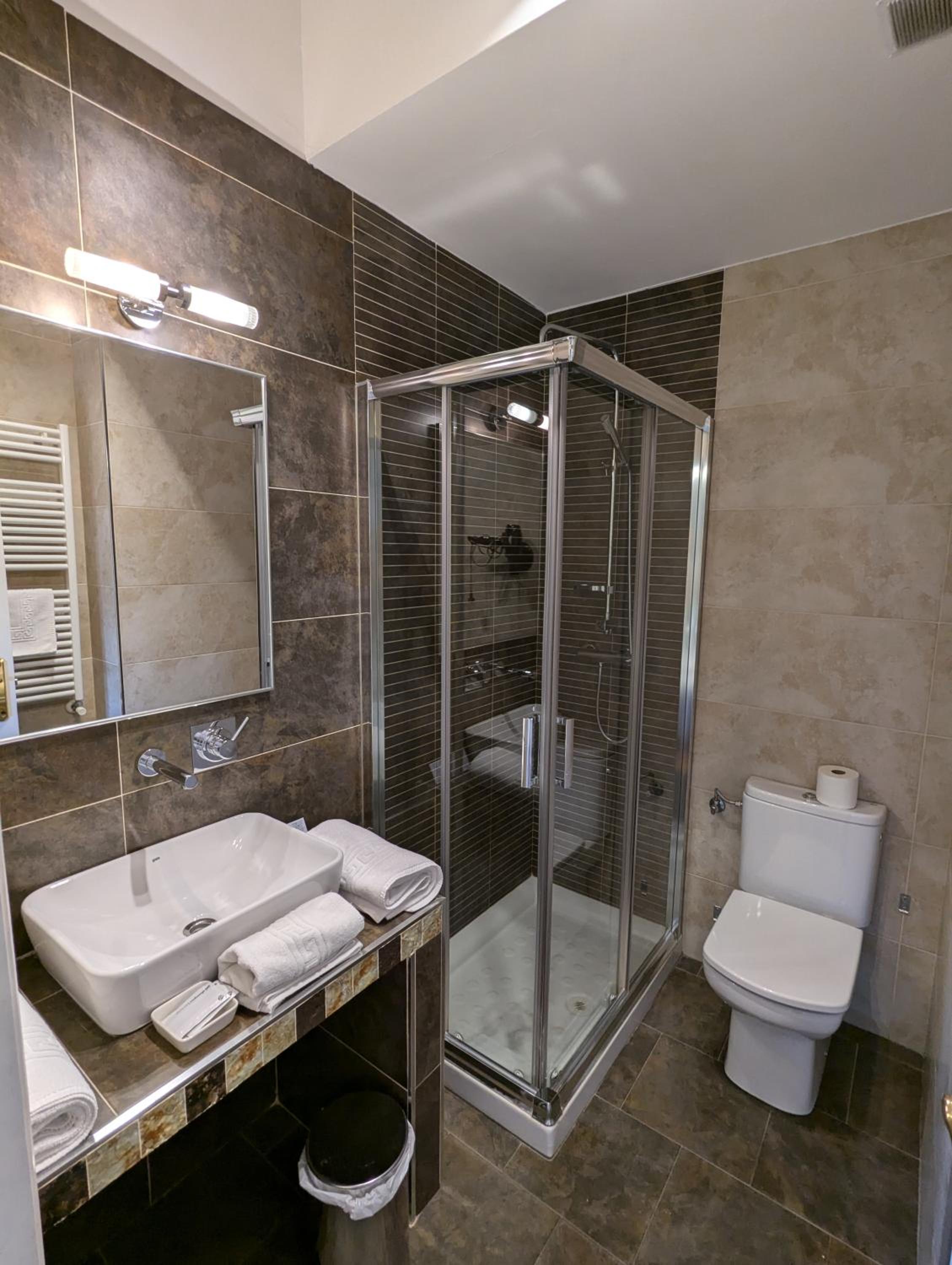 Double or Twin Room - Photo 7