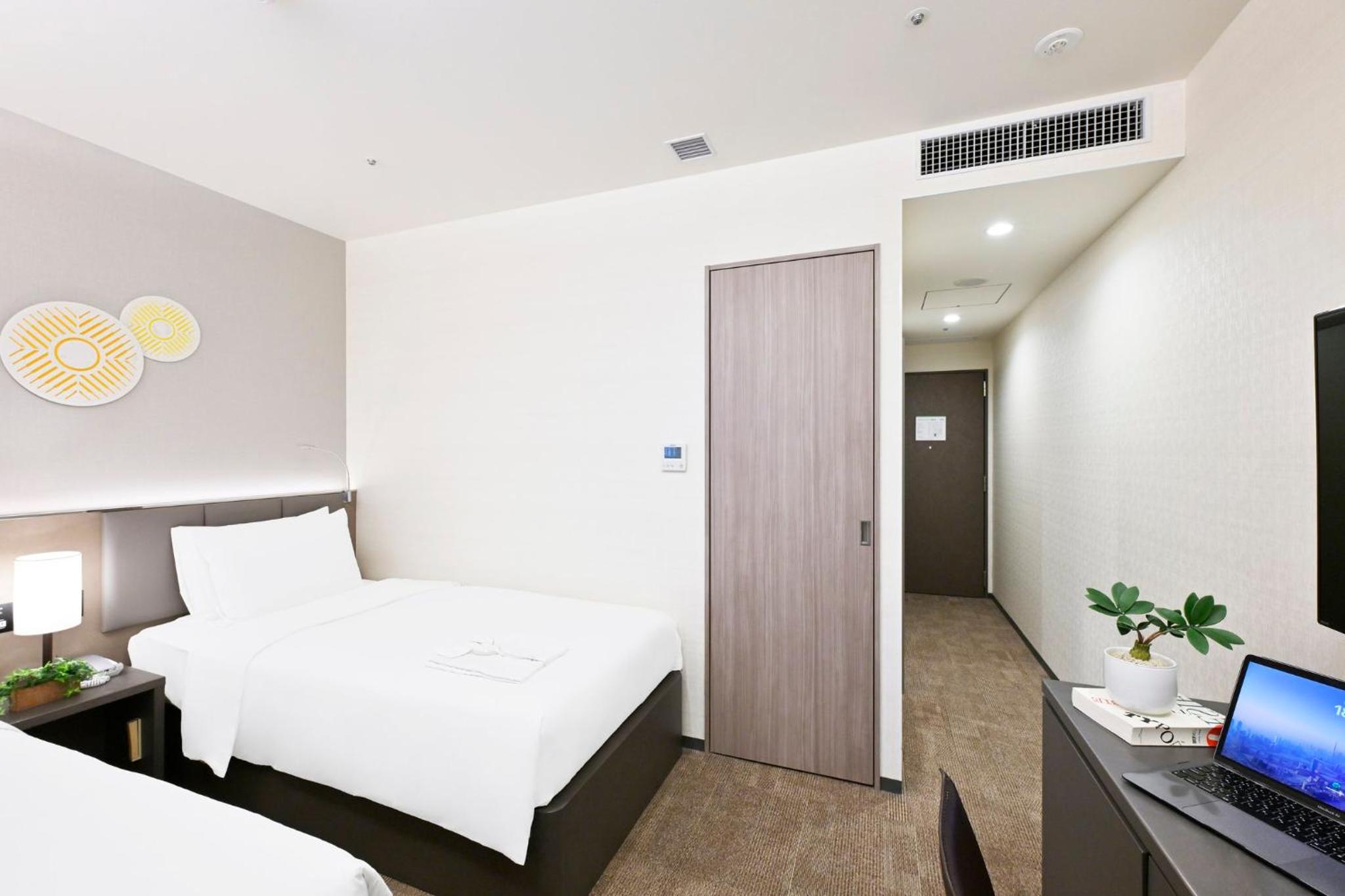Premium Twin Room with City View