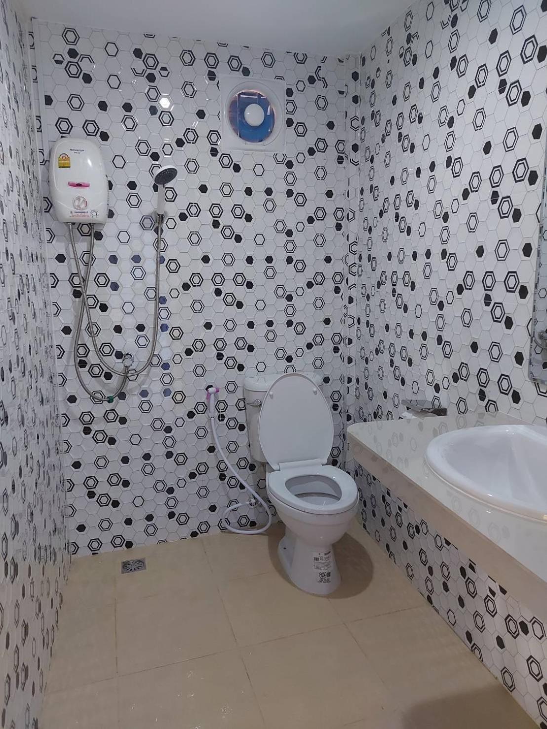 Twin Room with Balcony - Photo 6