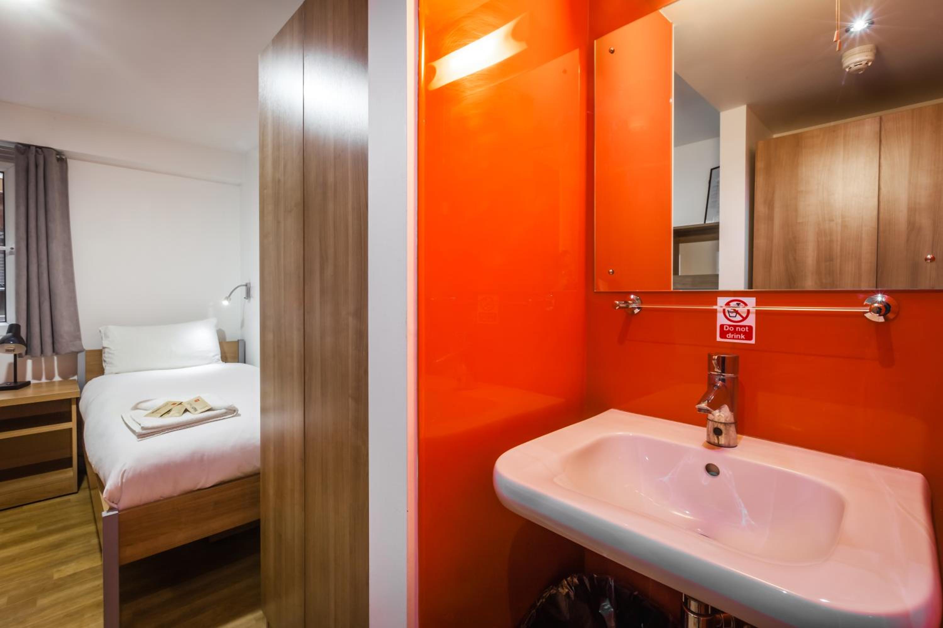 Standard Single Room with Shared Bathroom photo 3