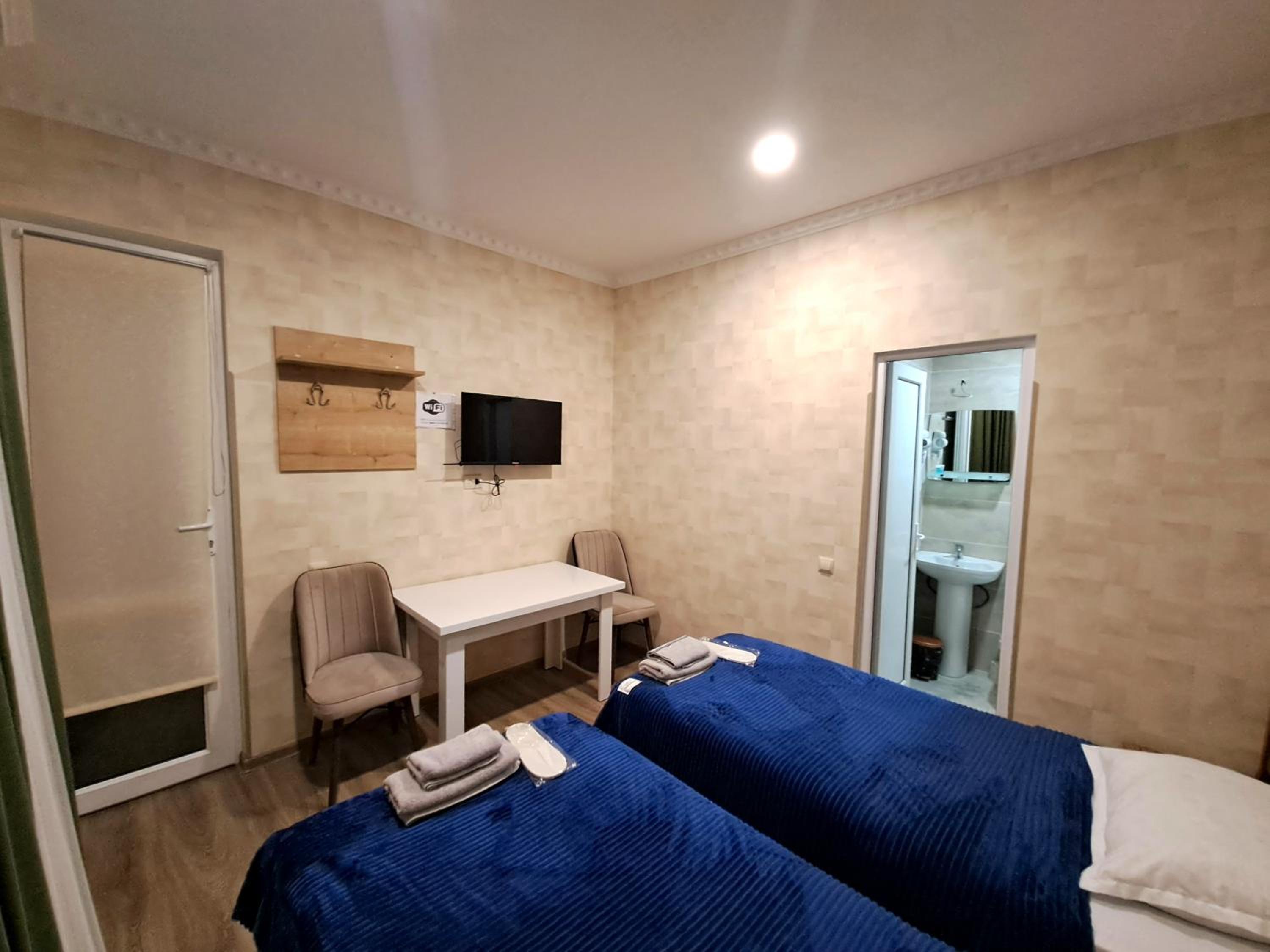 Twin Room with Bathroom - Photo 4