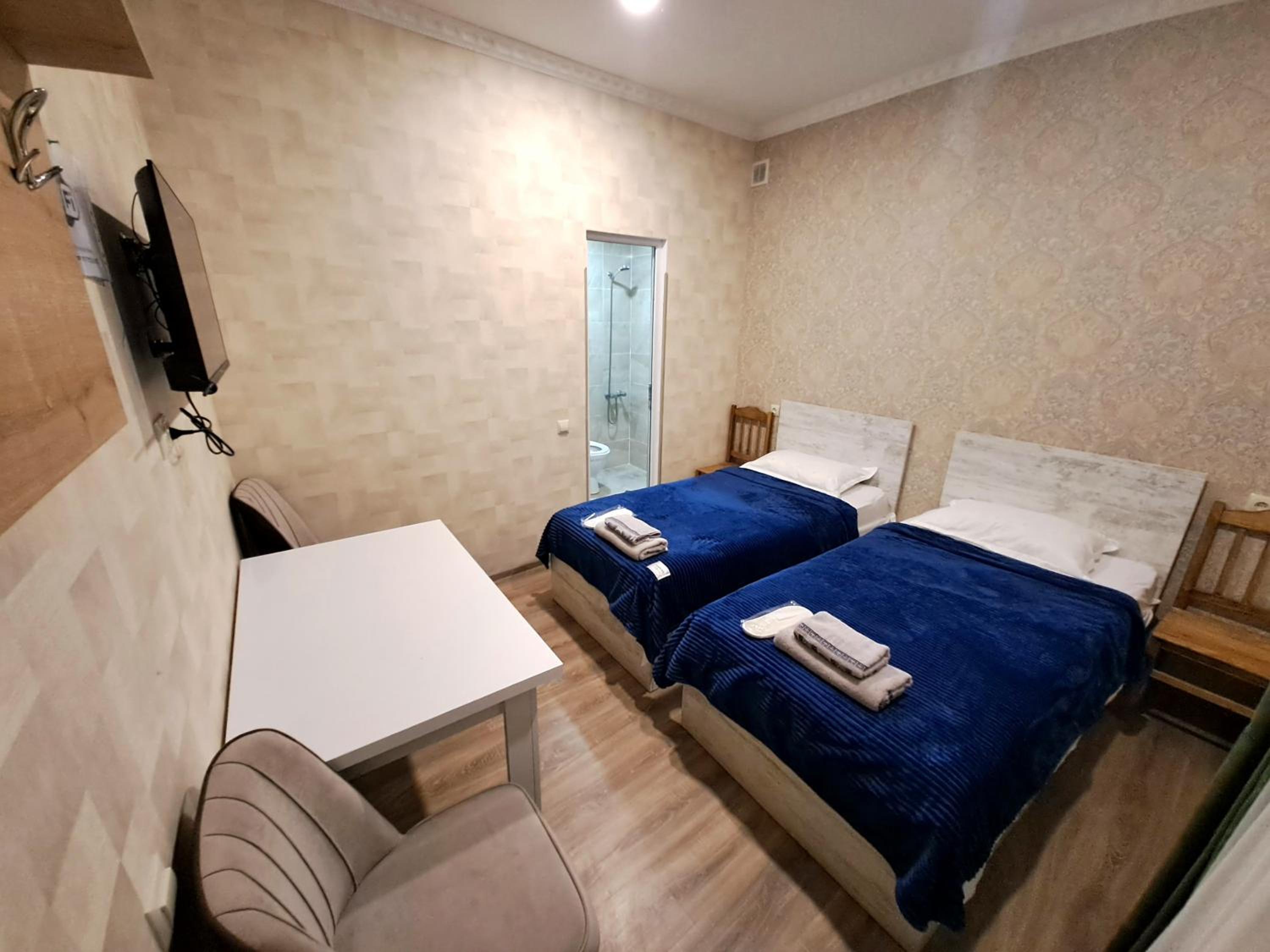 Twin Room with Bathroom - Photo 5