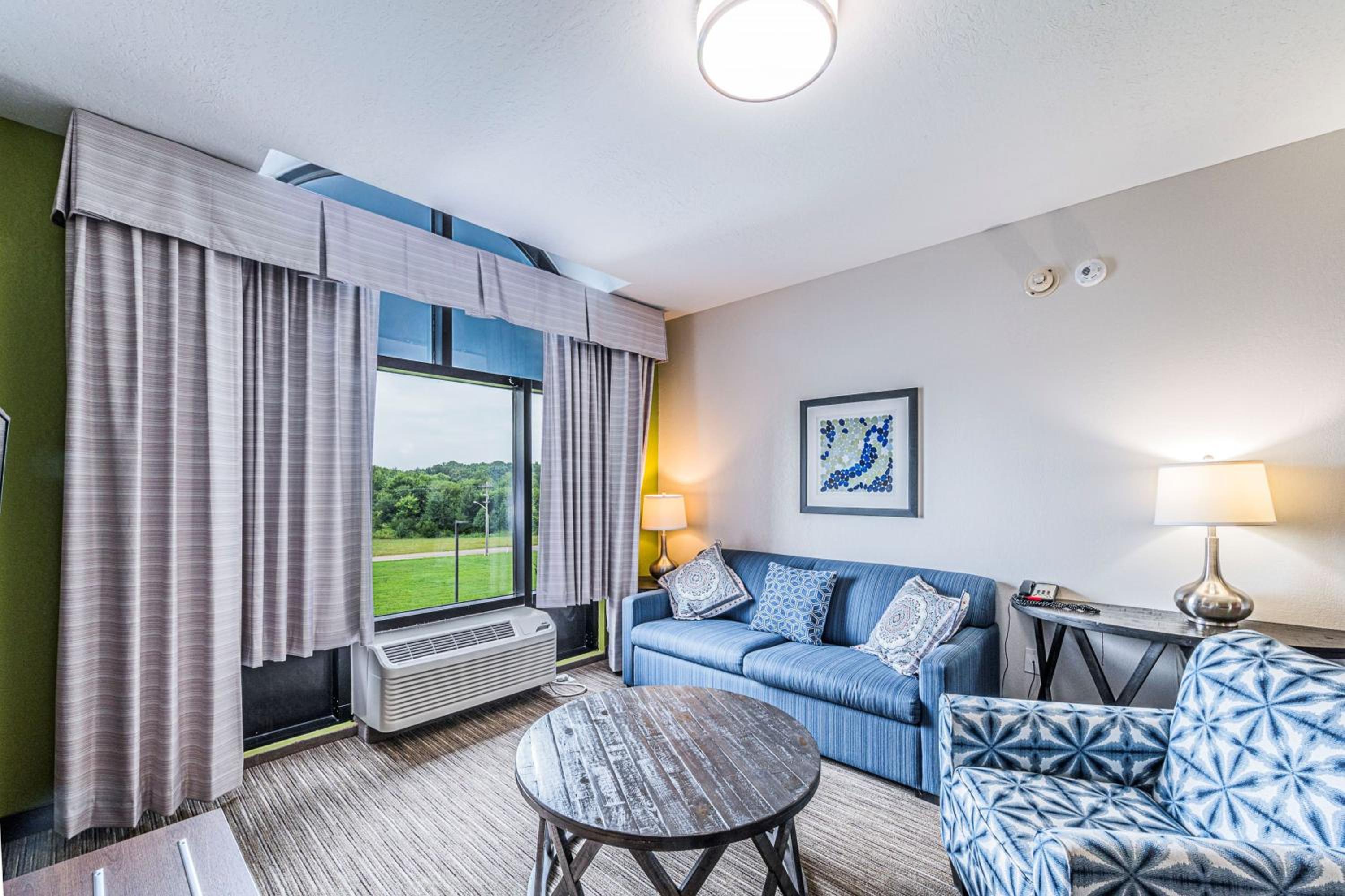 Executive King Suite - Photo 2