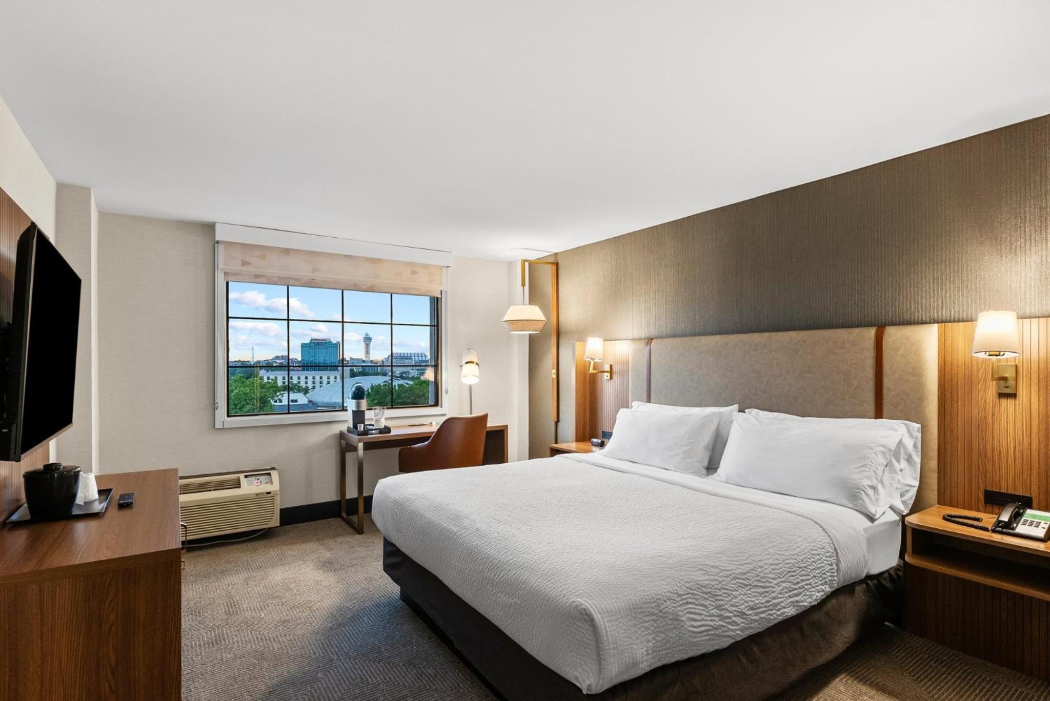 Premium King with Canadian Skyline View - Photo 29