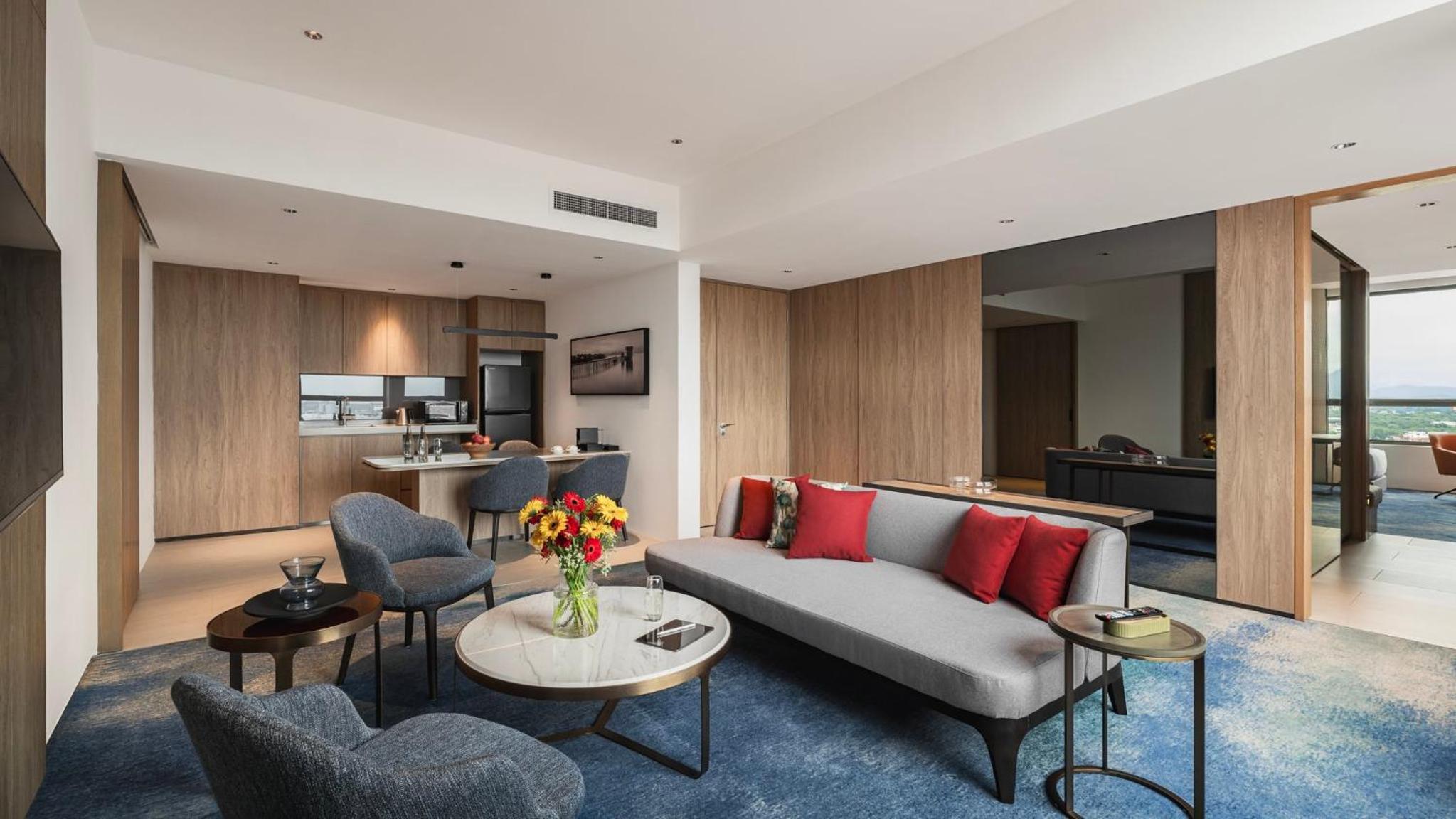 Two-Bedroom Suite with Sea and City View photo 2