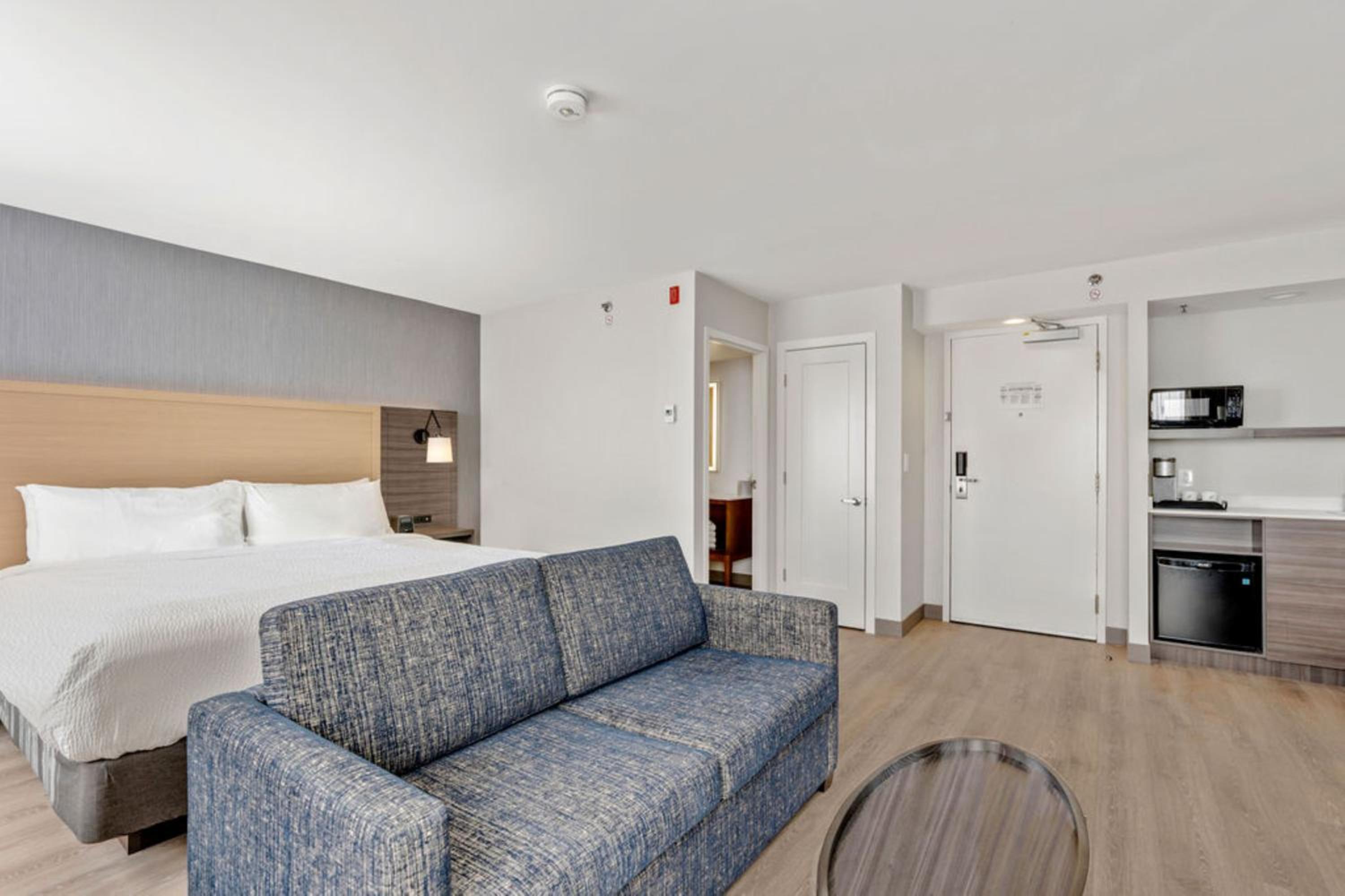 Premium Corner King Room with Shower - Photo 7
