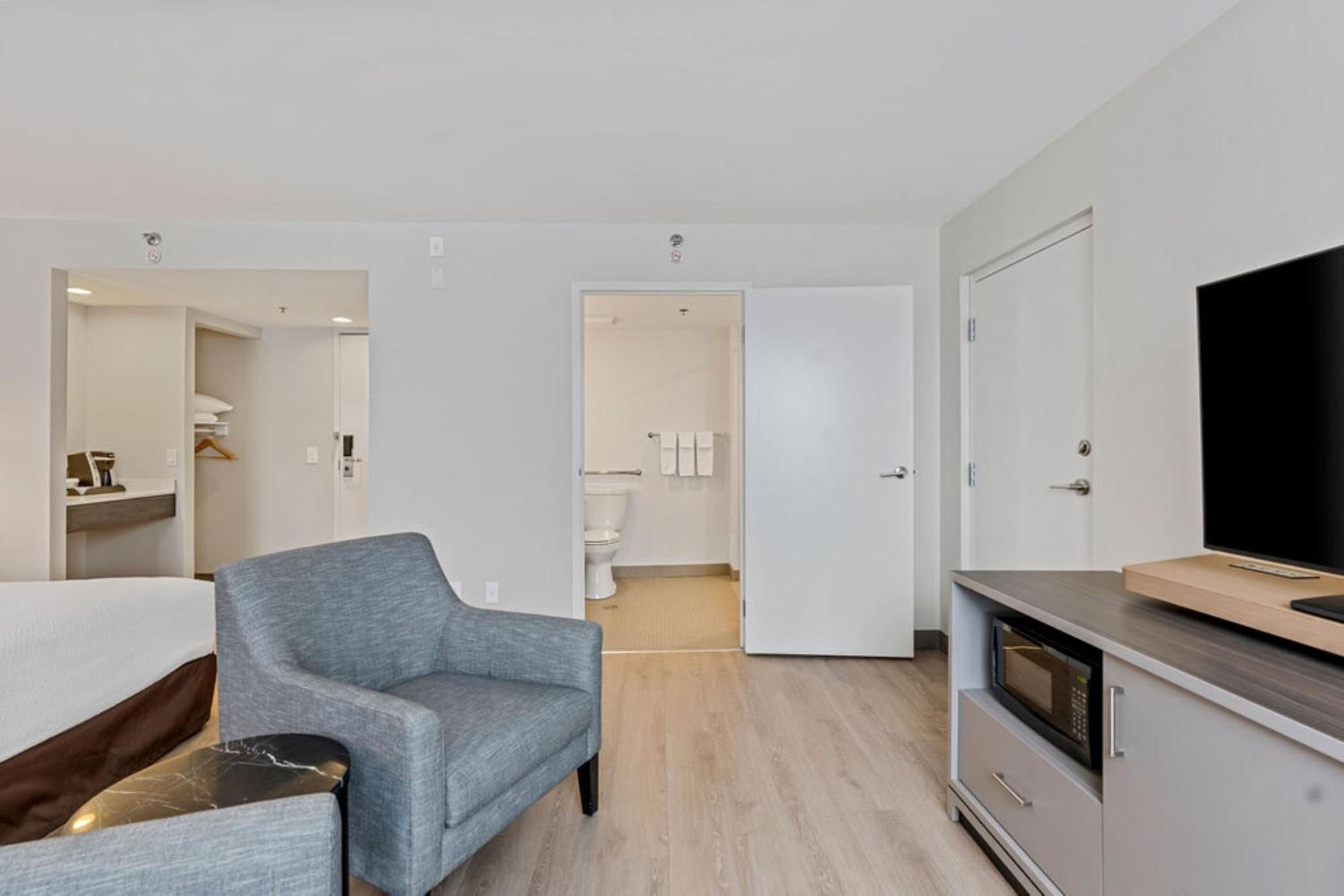 King Room with Accessible Roll-In Shower